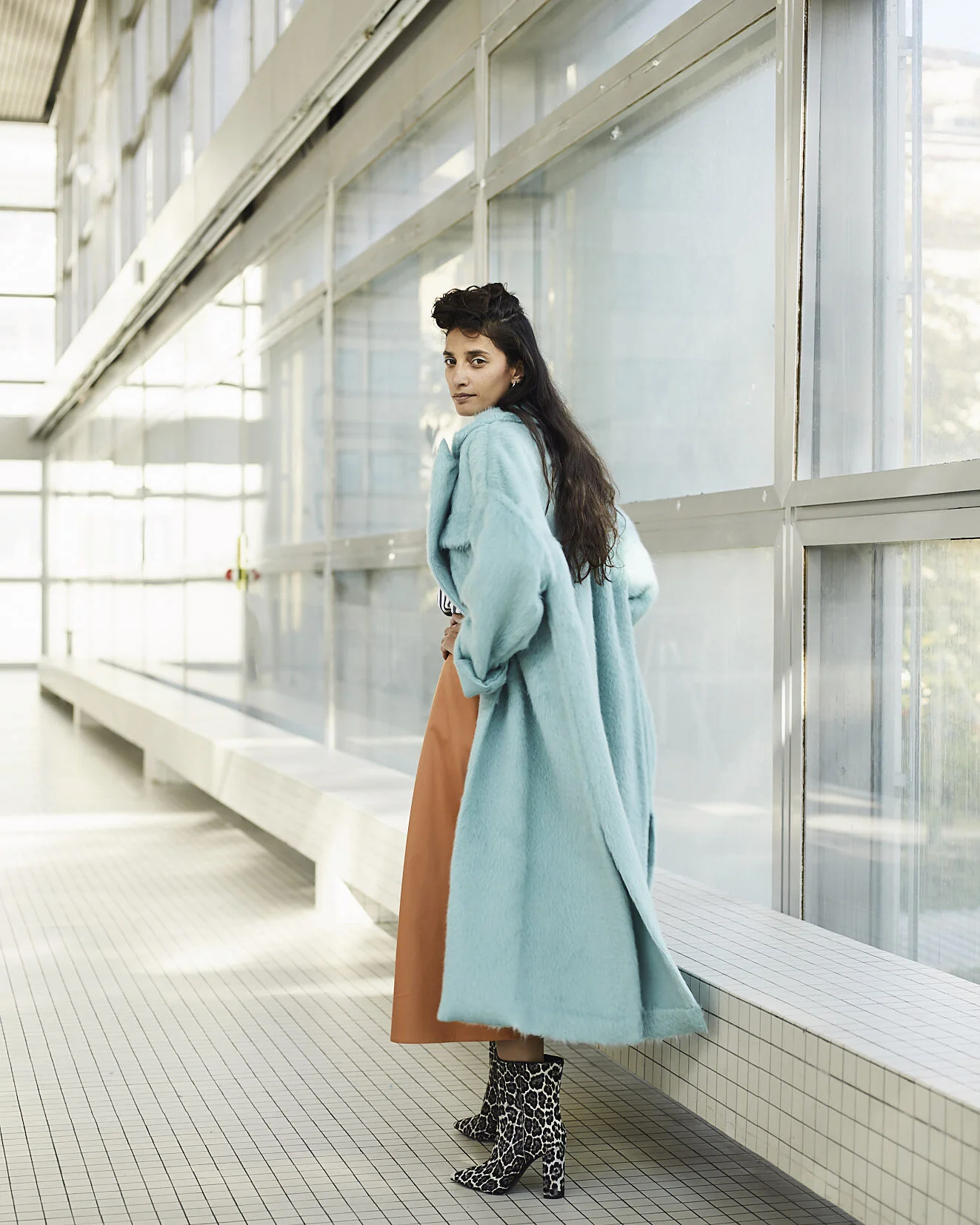 Oversize Mantel mit Klappentaschen in Alpaka-Seide CHF 2800 | Glockiger Jupe mit seitlichen Taschen in Baumwollsatin CHF 720