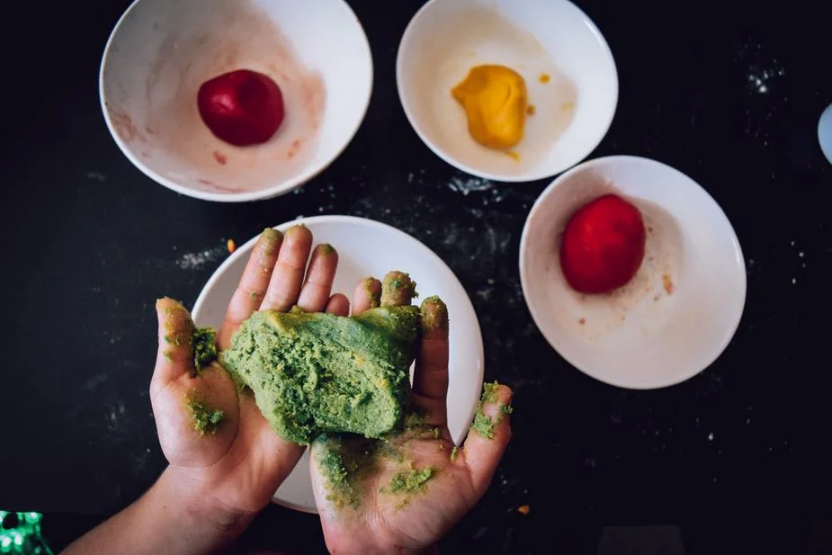 kids-hands-doing-fun-kitchen-baking_925x.jpg
