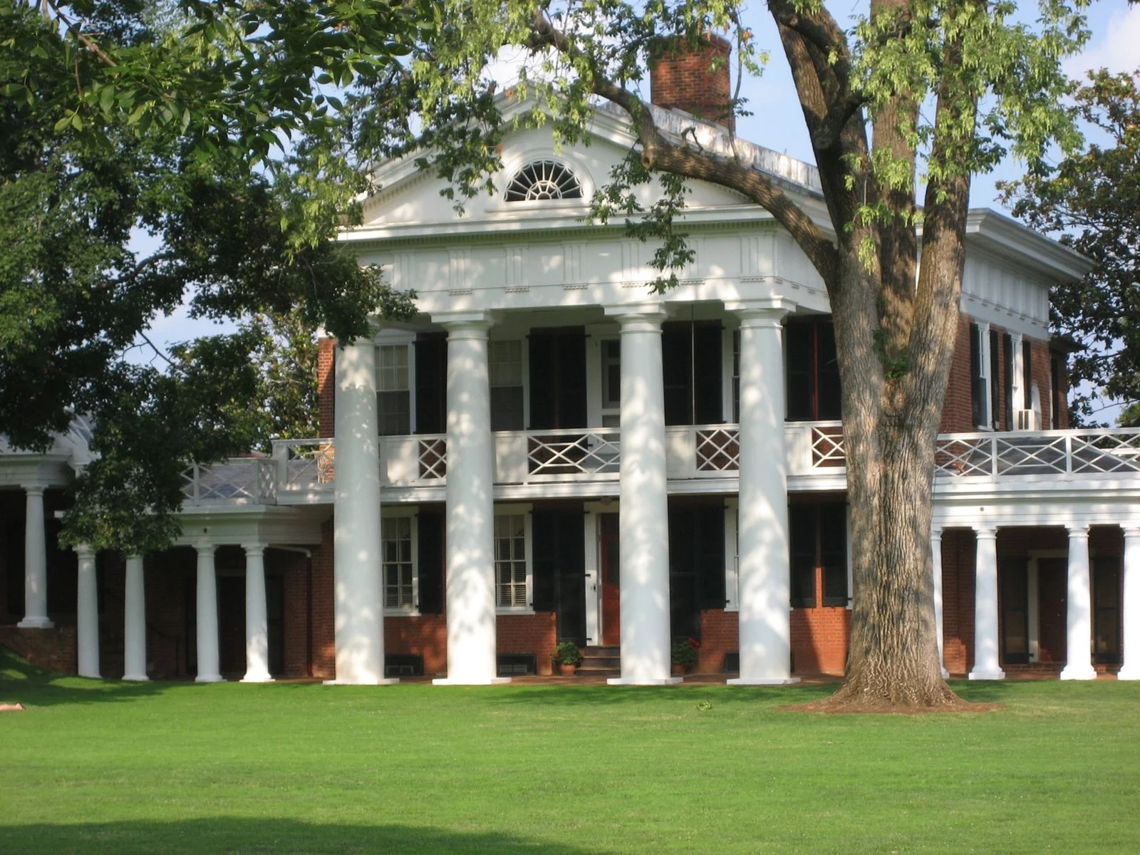 Pavilion_IV_UVa_June_2007.jpg