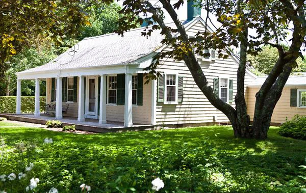 20 Main Street. (*NOT on House Tour in 2018 but an example of a well known historic Main Street house) ©https://www.nantucketpreservation.org-main-street-sconset-3260