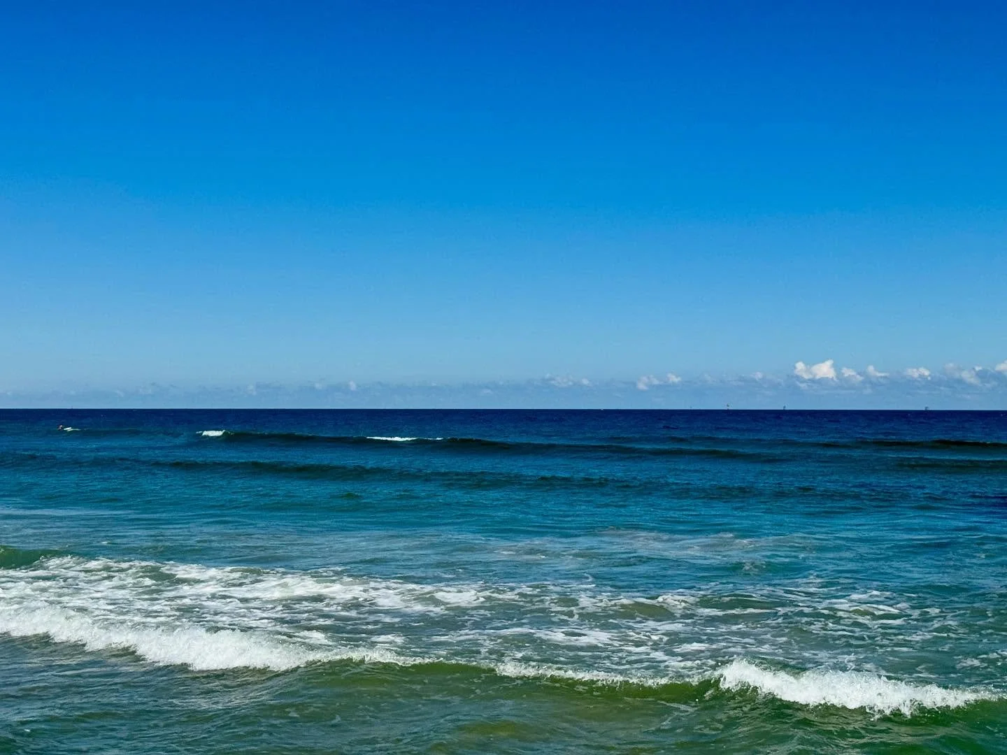 So clear, so pretty, so many sea turtles and sea turtle snacks.. 🪼 
.
#kglover #texascoast #coastalbend #gulfcoast #jellyfishinvasion #october #texas