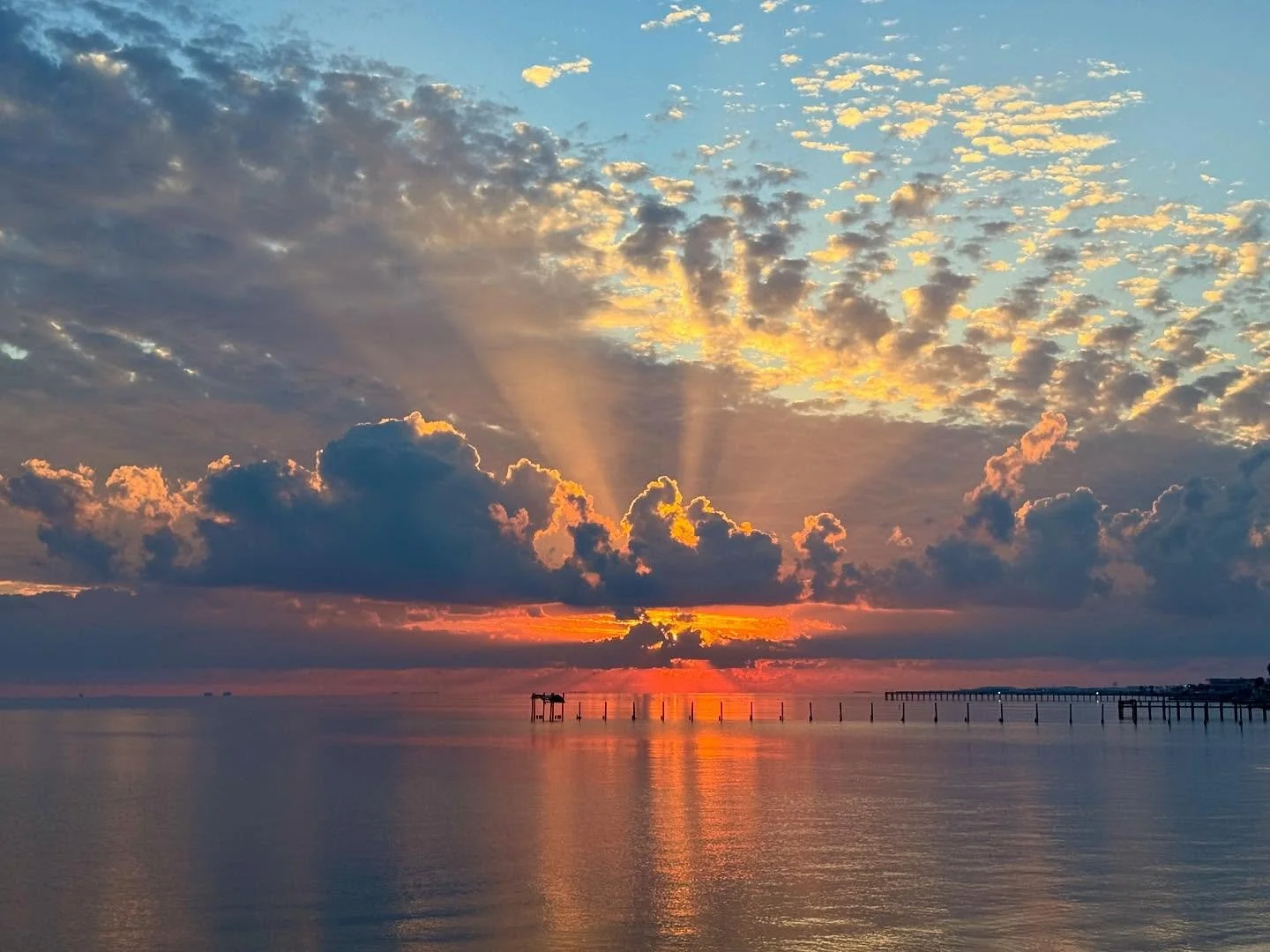 Obsessed!! 😍 What a truly magnificent sunrise &amp; clear water! 🩵 
.
#kglover #corpuschristibay #coastalbend #texascoast #texassun #sunrise #goodmorning #buenosdias #love