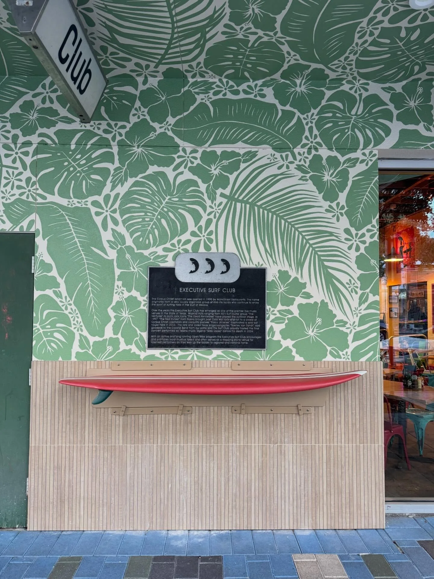 Grab a seat at one of the new surfboard tables out front of the ultra-vibey @executivesurfclub 🌿🏄🏼✨
.
I hope y&rsquo;all are enjoying the new mural! 💚 These surfboard tables were custom-made by Keith Kay of Waterman Boatworks &amp; got a paint jo