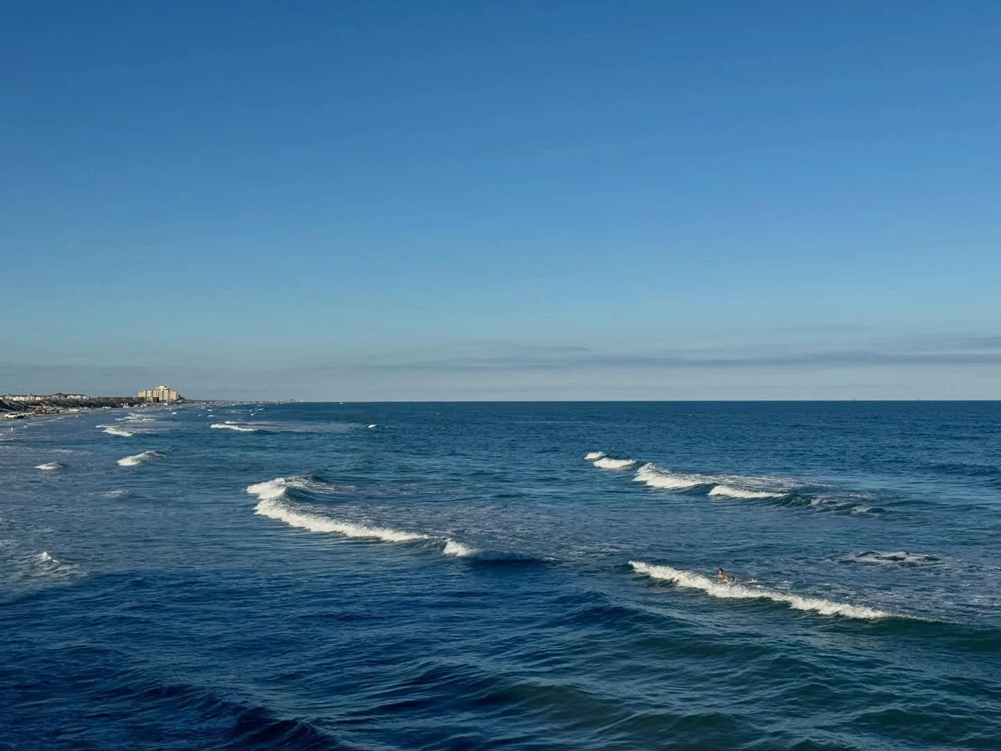 Pretty #texascoast 🩵 we thought #bobhallpier was open 😚 @kyleabunga 
.
#kglover #corpuschristi #padreisland