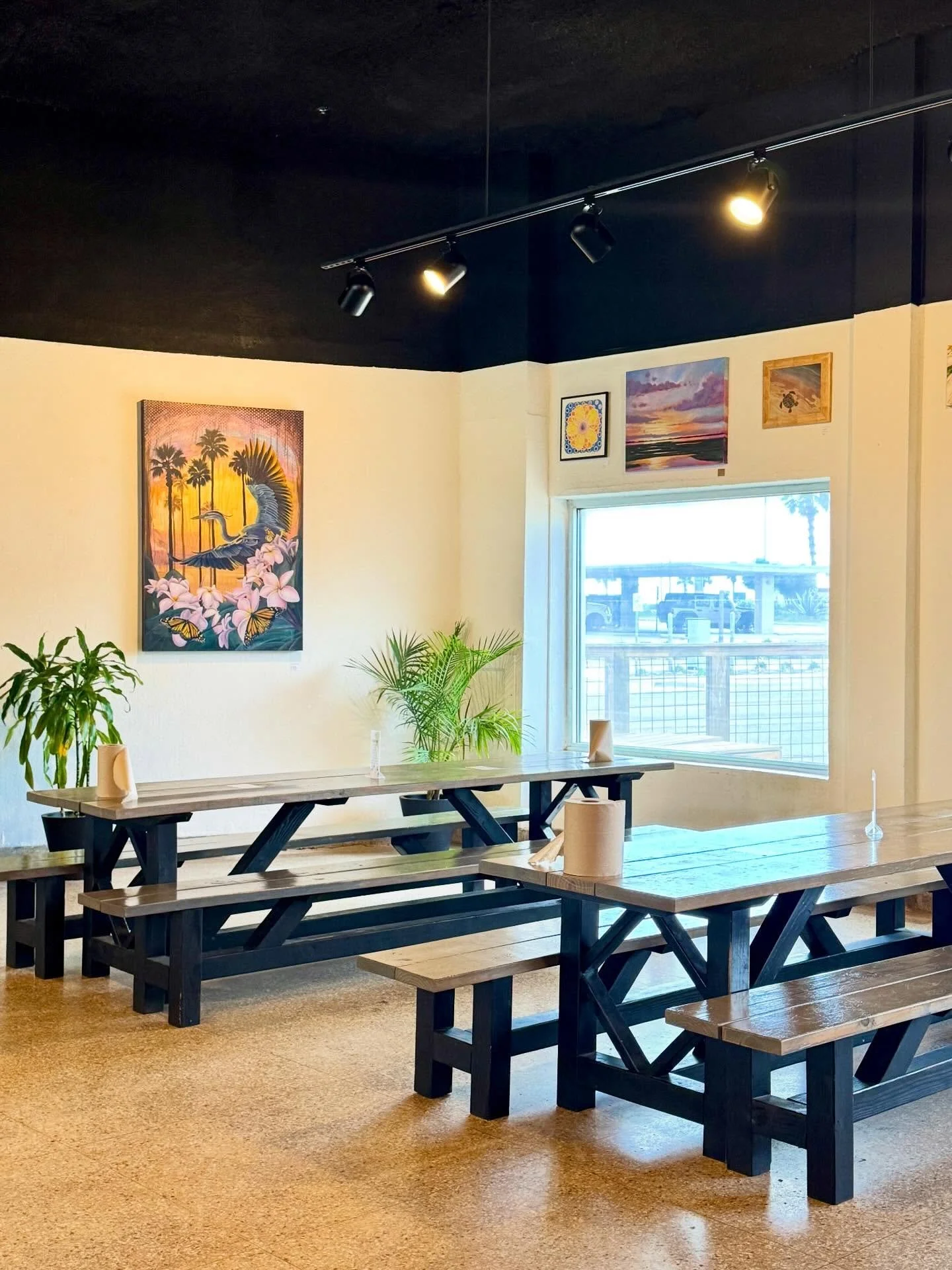 @nuecesbrewing is where it&rsquo;s at for your hang outs to graze &amp; gaze in @downtowncorpuschristi_! Grab a brew or ice cold RO water, the most delicious bbq (&amp; tacos!), and shop local art by some of your favorite artists! The venue is in an 