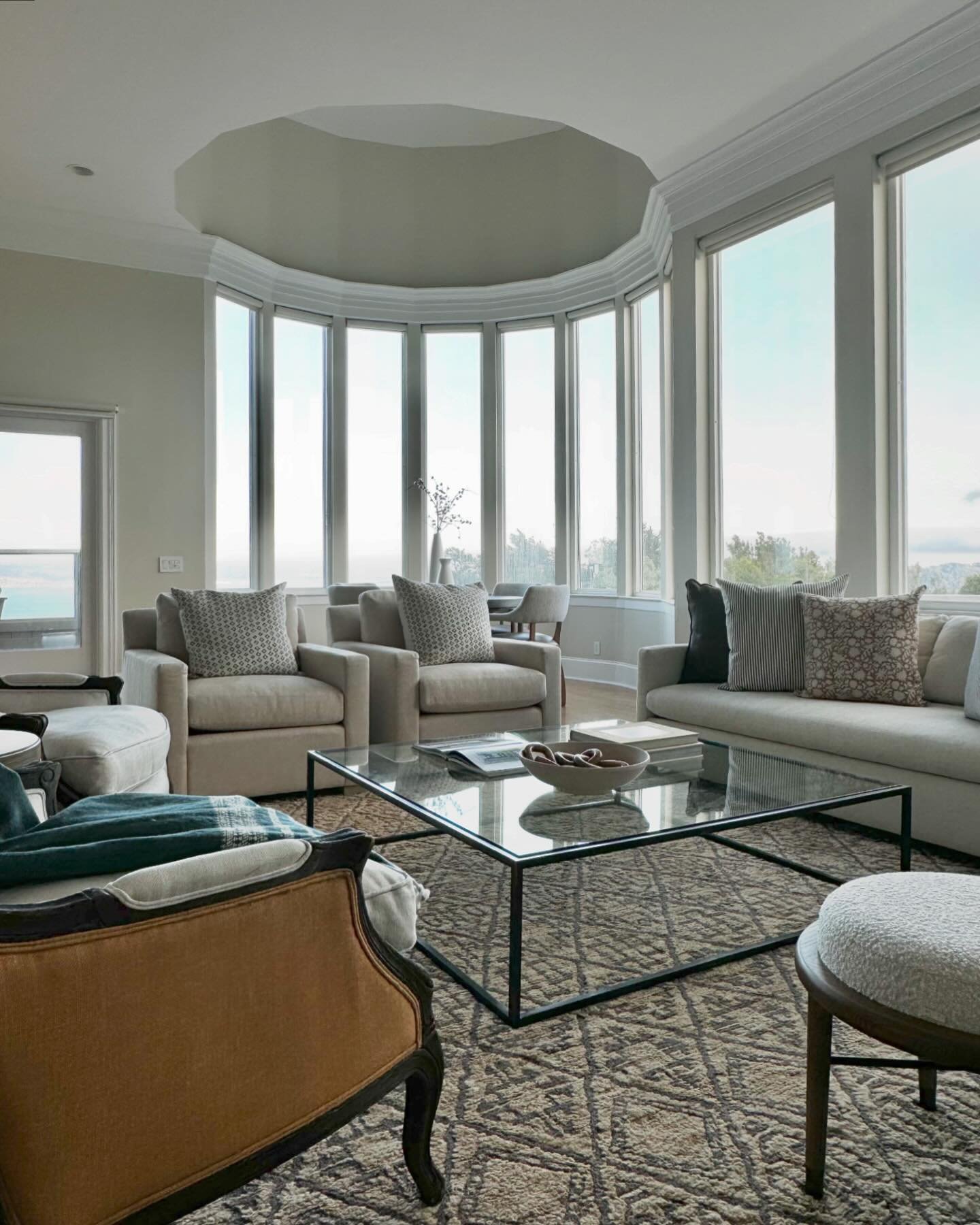 Coming Soon! 

This Tiburon home is a showstopper. Featuring grand living spaces and 180 degrees views, it&rsquo;s easy to fall in love with the bay.

#marinhomes #marinrealestate #bayview #roomwithaview #livingroom #livingroomdecor #livingroomdesign
