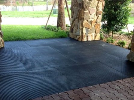 INTERLOCKING HORSE STALL MATS