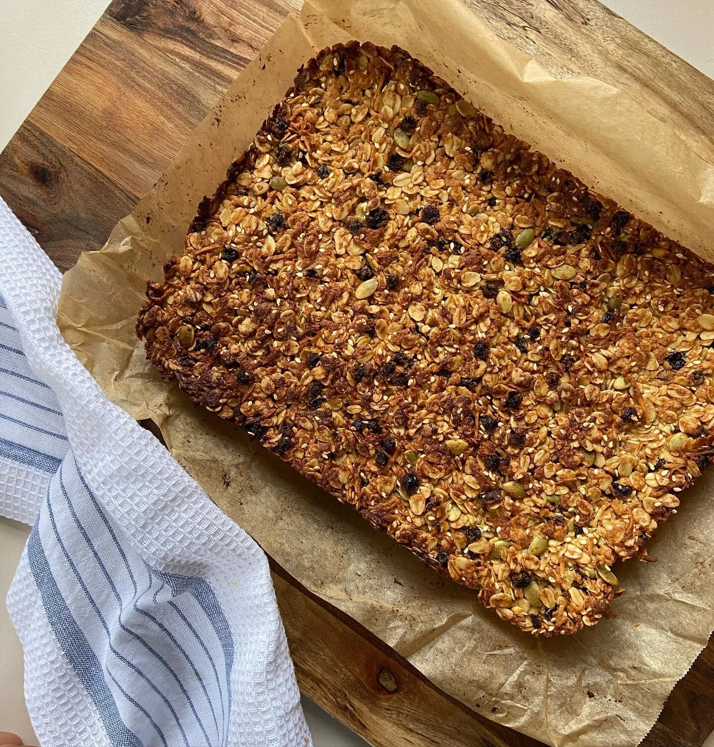 Simple Oat &amp; Seed Current Slice recipe!

All you need is:

2 cups rolled oats
1 cup shredded coconut
1/2 cup wholemeal spelt flour
1/4 cup pumpkin seeds
1/4 cup sesame seeds
2 tsp baking powder
1/2 cup currants
170g butter
1/4 cup honey
2 tbsp ta