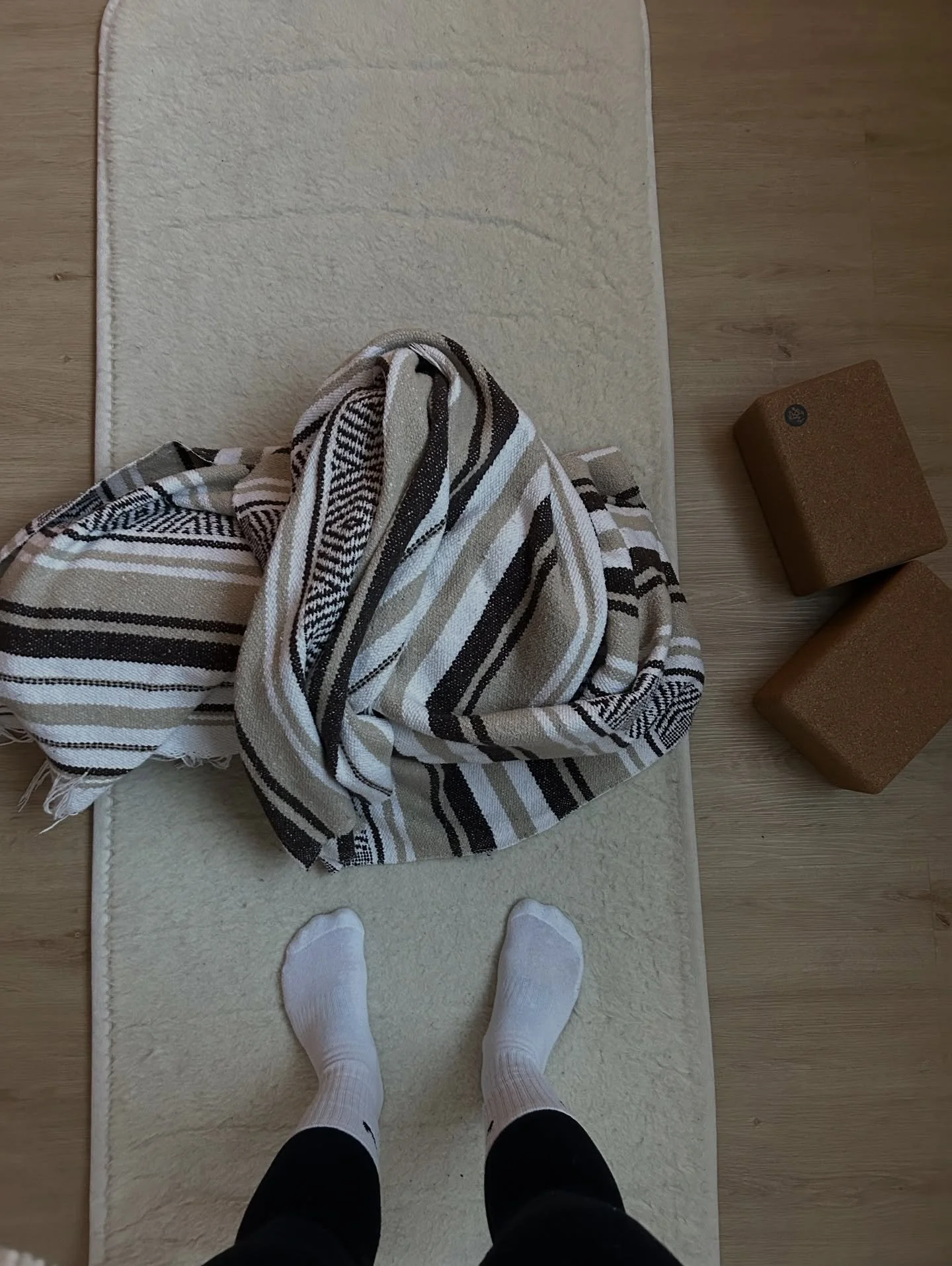 Soft living is my kind of luxury❤️&zwj;🔥 

T&auml;n&auml;&auml;n yksi unelma toteutui ja oon Yin joogaohjaaja! Kiitos ihanat joogababet ja joogaopet @juliahackzell ja @evaestlander 🌹🔥❤️