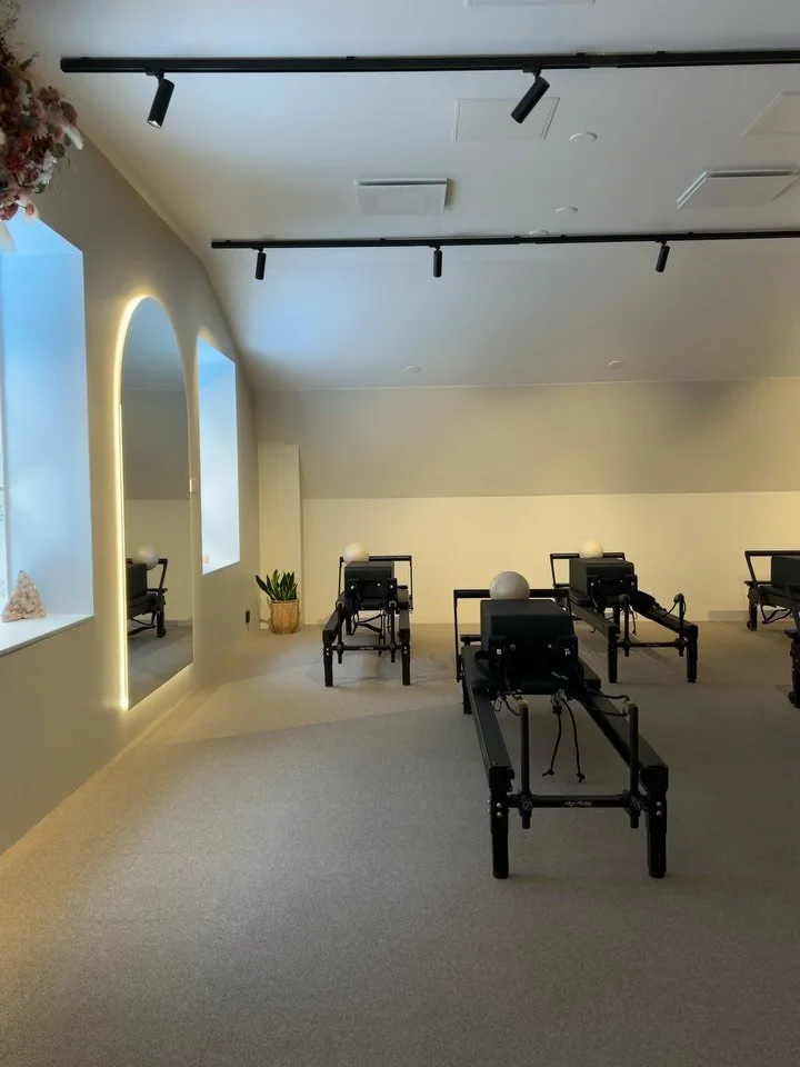 Tervetuloa mun kanssa t&auml;nne viett&auml;&auml; torstai iltoja! (Ja satunnaisia lauantai aamuja.) ❤️&zwj;🔥

@lempeydenlumo Riia on rakentanut unelmastudion ja uusi @studiolumo.pori on MIELET&Ouml;N! 🔥✨

T&auml;ll&auml; viikolla alkaa mun tunnit,