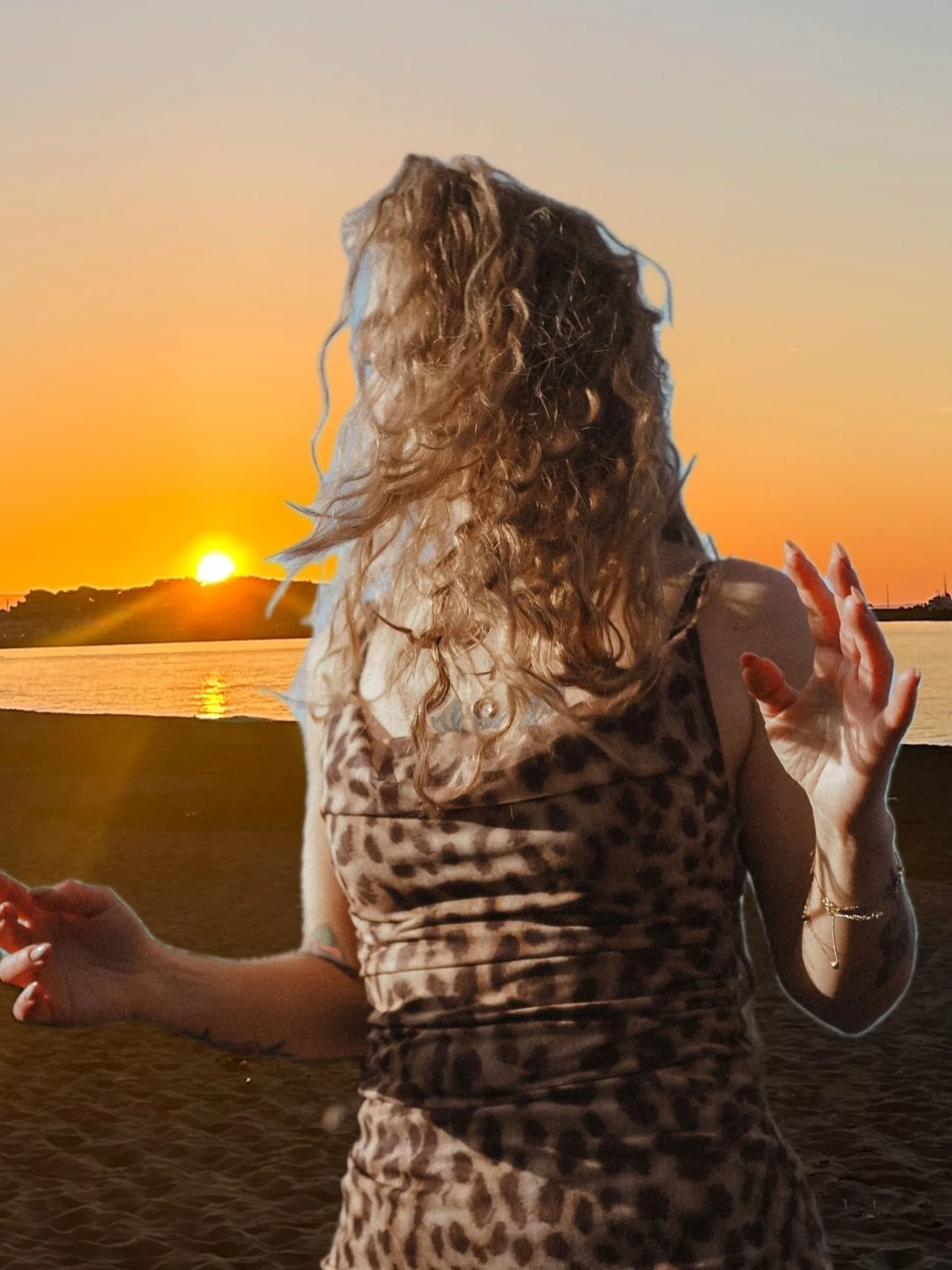 Did you know sunlight and movement boost serotonin? 🌞 Morning sun, (self) love ja taking care of yourself!

💫 Boost your serotonin: Liikuta sun kehoa! Anna lovee itsellesi ja ymp&auml;rillesi!
Nauti valosta (nyt, kun sit&auml; vihdoin on)! Pid&auml