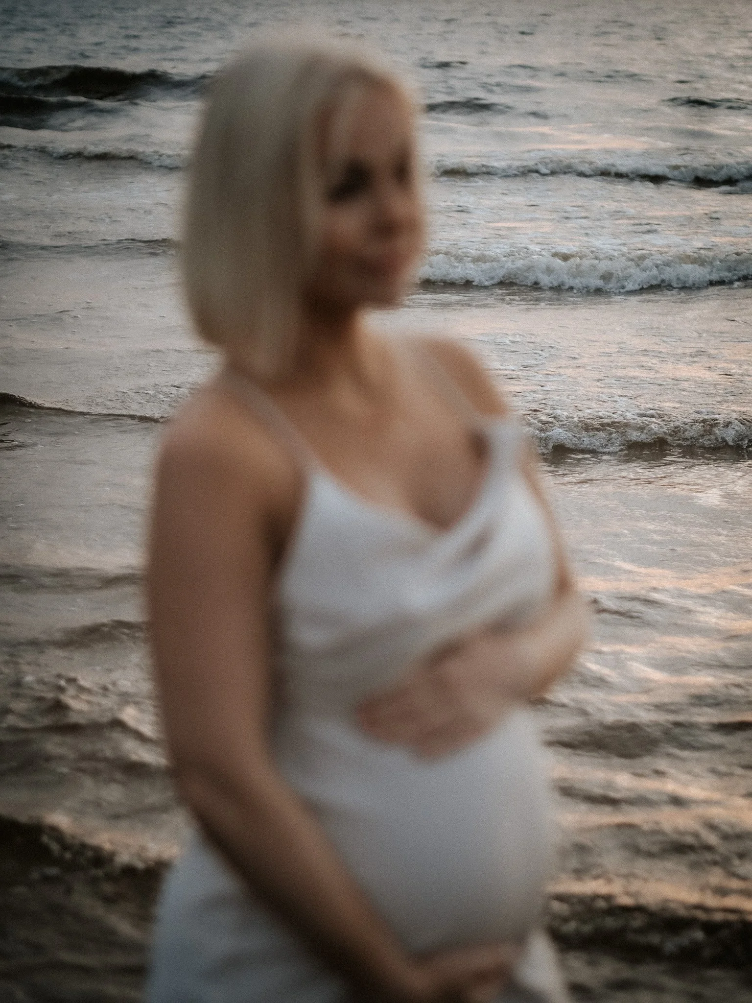 Häämöttävä odottava nainen rannalla meressä.