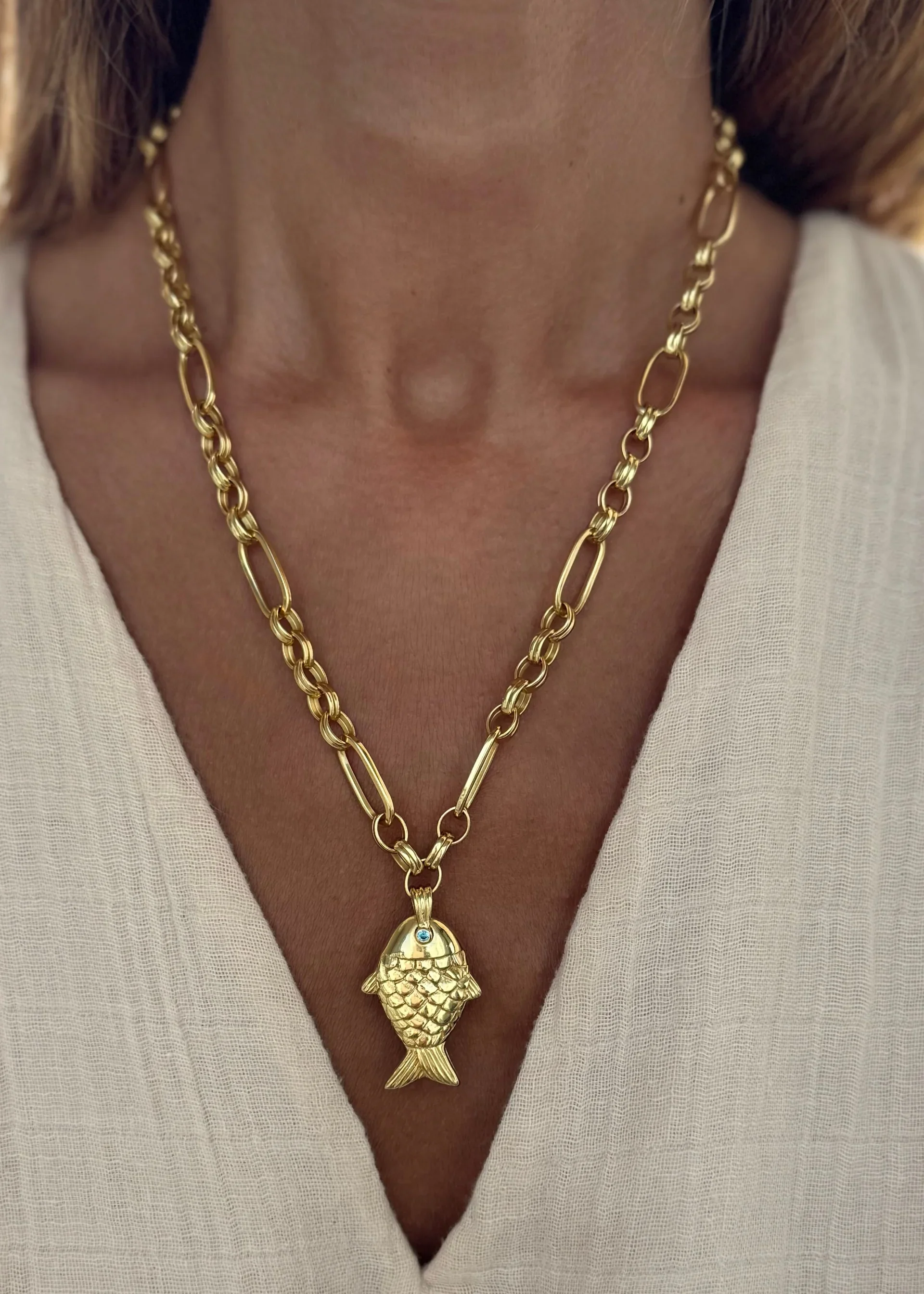 Sara Lashay Raani necklace gold on model