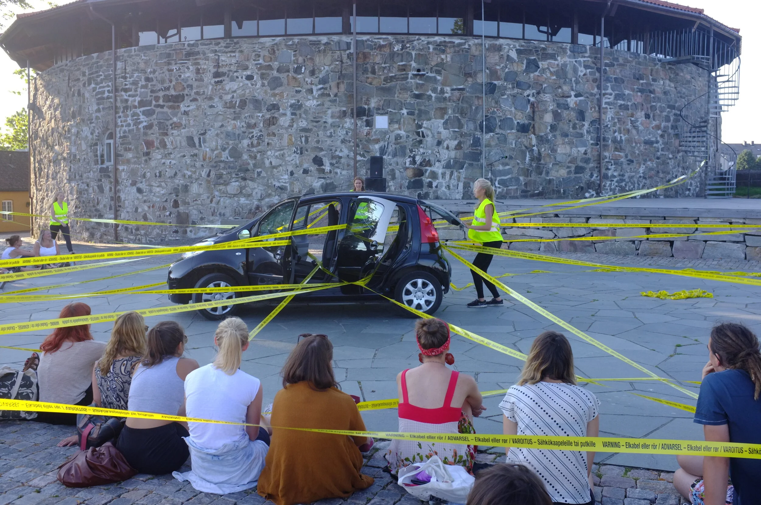 Kompani Jernet by Maren Fidje Bjørneseth, Vilde Sagstad Imeland og Siri Kjensli Meland Photo: Julie Rasmussen