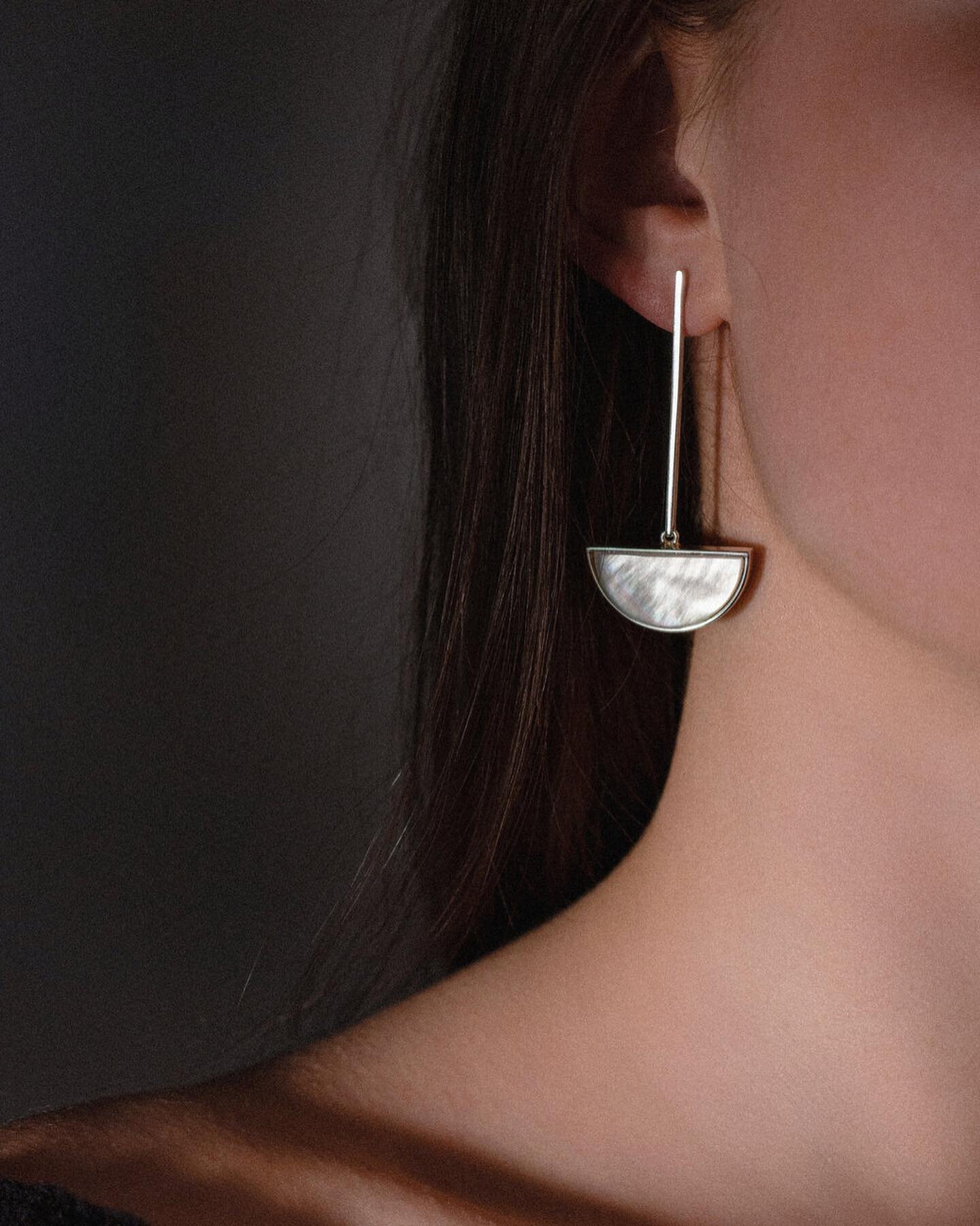 Klare Formensprache und  Linienf&uuml;hrung, das ist unsere MINIMALISTIC COLLECTION ⚡️Ohrringe Mezzaluna in wei&szlig;