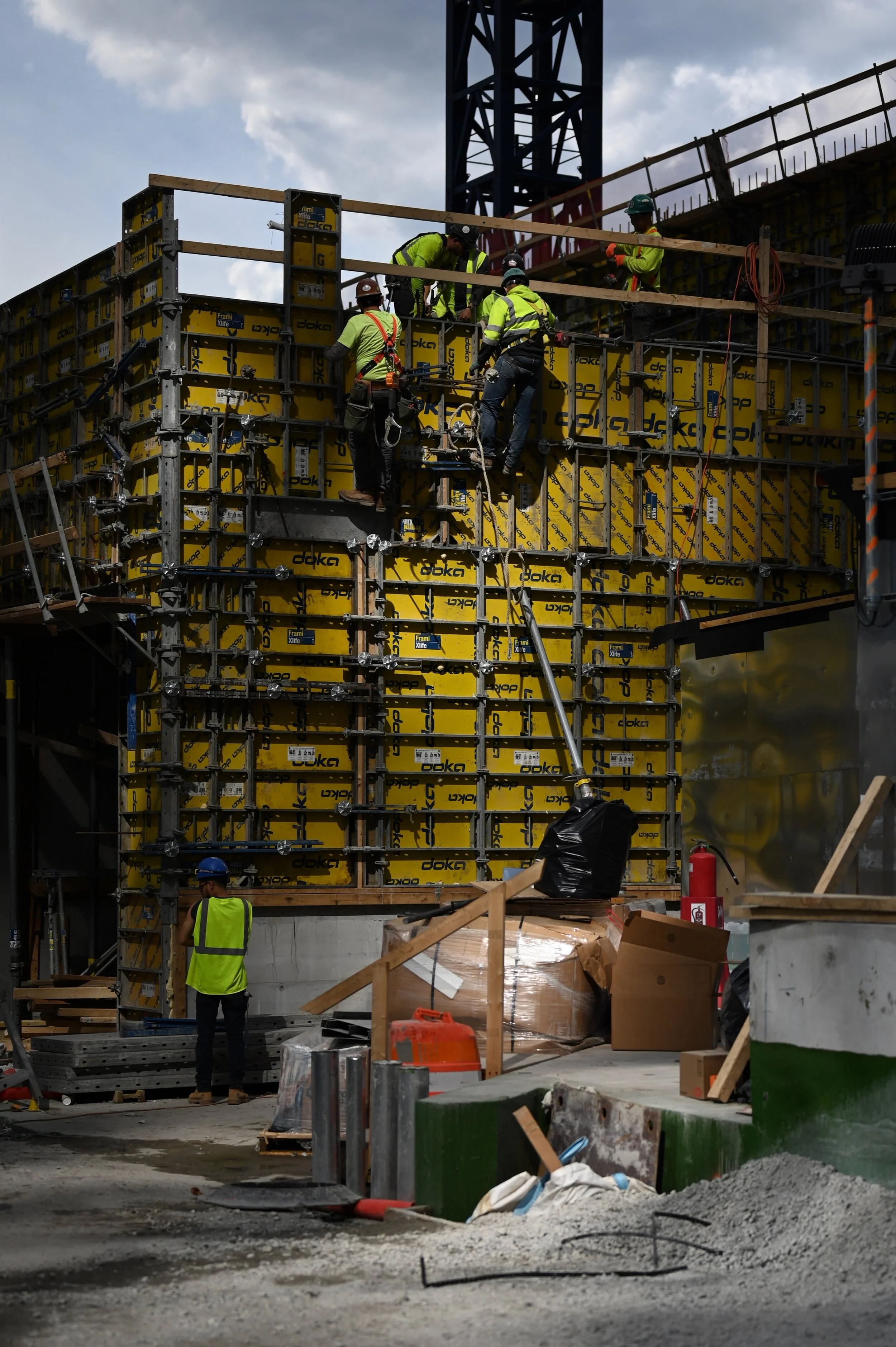 Construction workers Z6 late afternoon straightened.jpeg