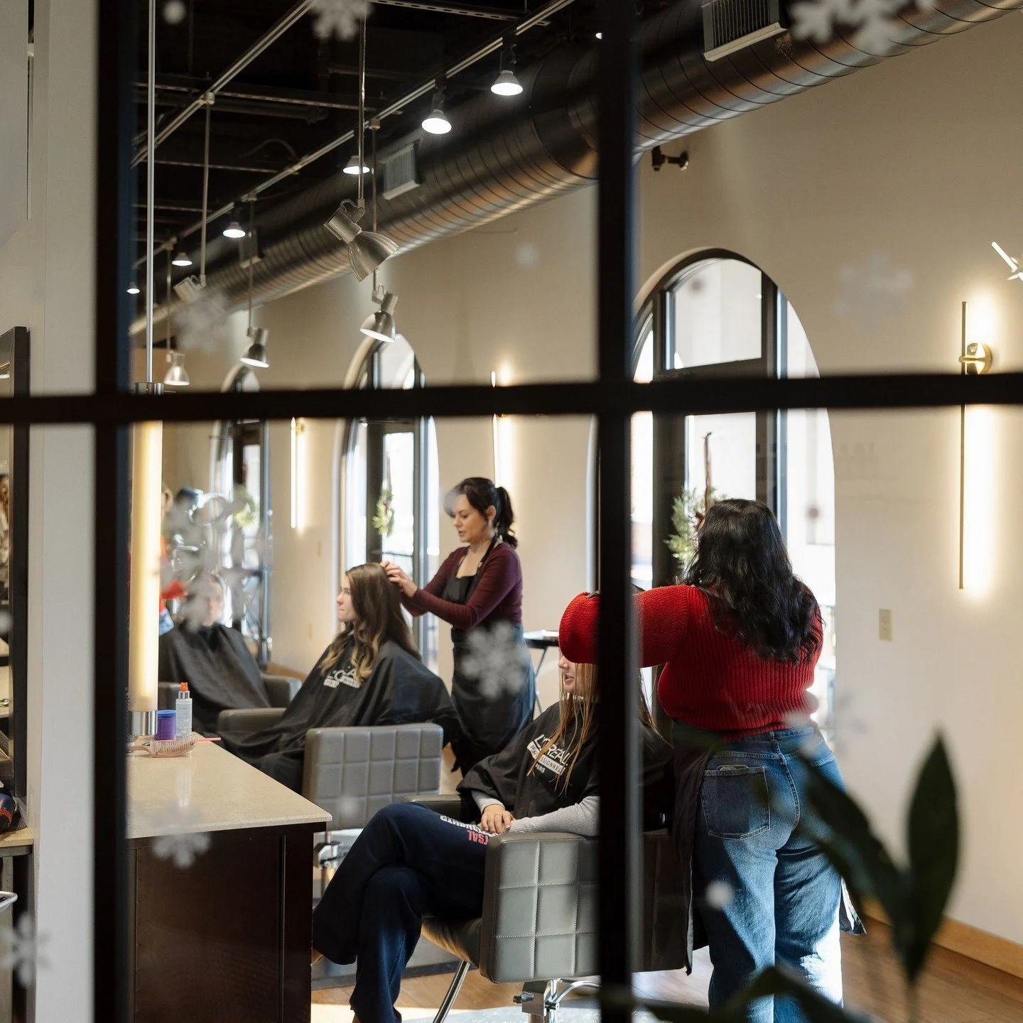 Peeking into the season&rsquo;s best hair days 🎄✨
ㅤ
​​#alankoa #madisonwi #madisonsalon #luxuryhaircare
#uwmadison