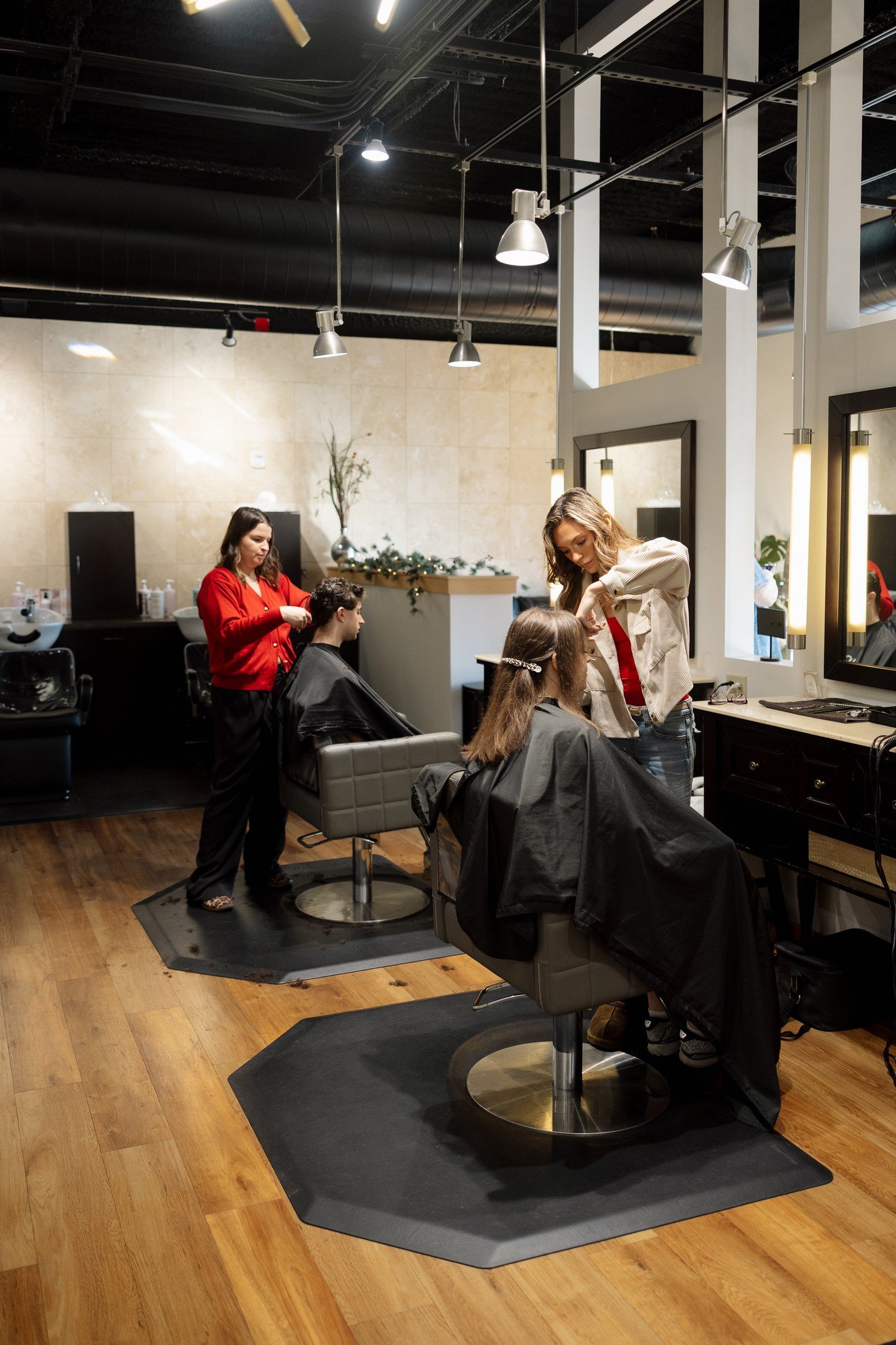 Double the chairs, double the transformations 🤍✨
ㅤ
#alankoa #madisonwi #madisonsalon #luxuryhaircare
#uwmadison