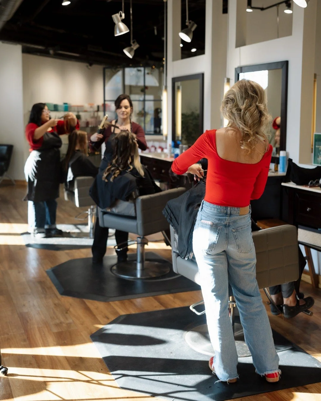 Just waiting for Santa (and great hair days) 🎁✨
ㅤ
#alankoa #madisonwi #madisonsalon #luxuryhaircare
#uwmadison
ㅤ