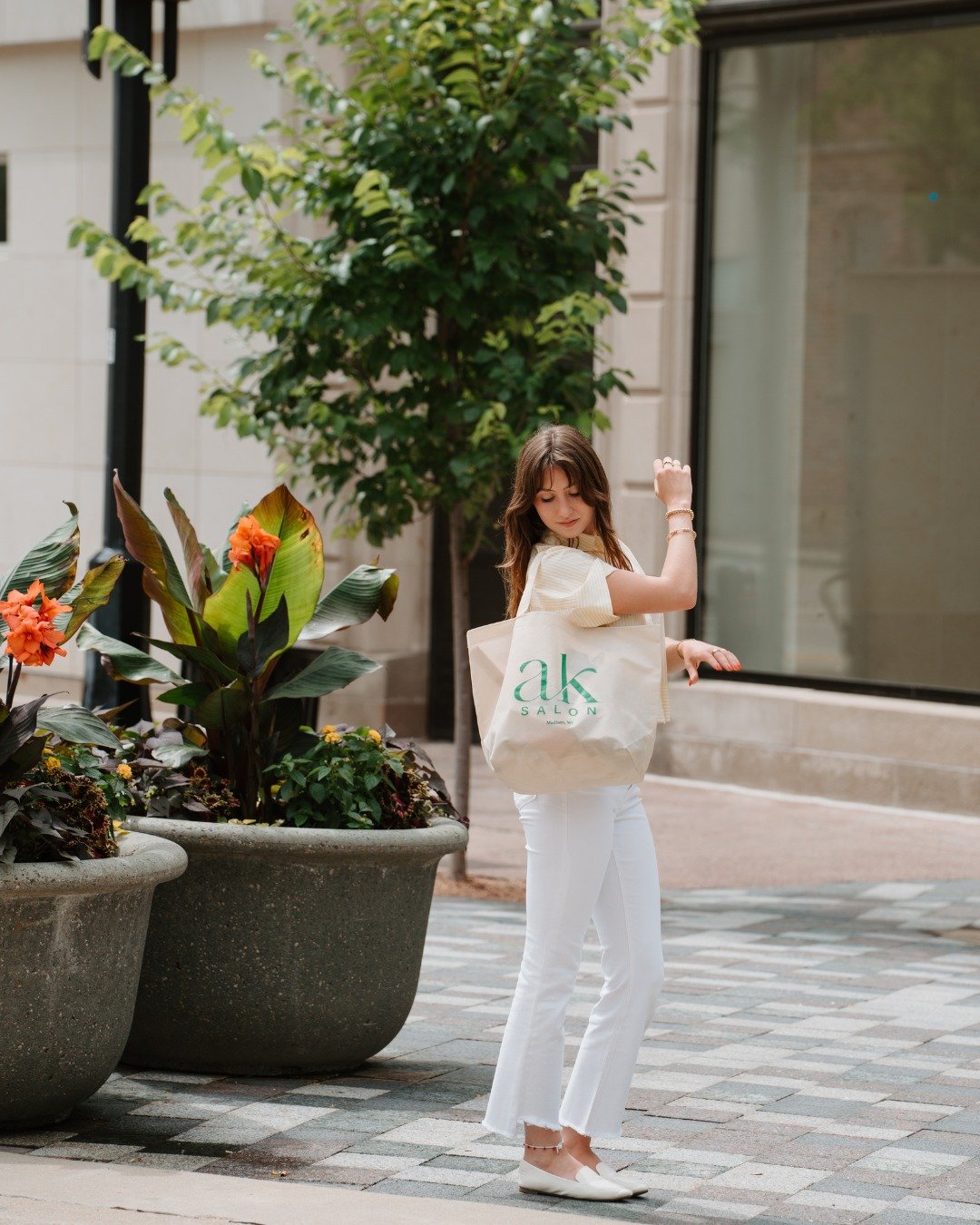 Farmers market season is here and we&rsquo;re so excited 🤍🌿✨
ㅤ
Fresh flowers, local finds, slow mornings, and a tote that somehow ends up filled with way more than you planned.
ㅤ
There&rsquo;s just something about this time of year that feels like 
