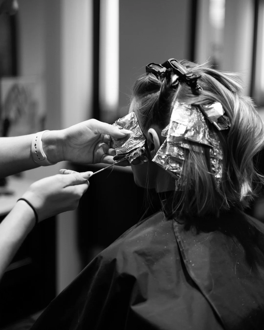 Summer is a state of mind&mdash;and so is your hair ☀️
ㅤ
Foil by foil, we&rsquo;re building brightness, dimension, and that effortless summer glow. This is where your new-season transformation begins&mdash;clean placement, intentional technique, and 