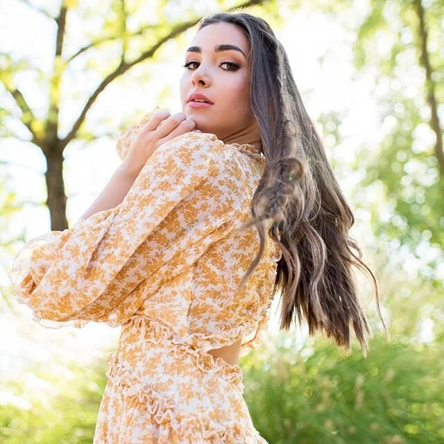 Dreaming of warmer weather, budding nature, and floral dresses 🌼⁣
⁣
If you're a Spring kind of person, we have just a few sessions left for your favorite season ⛅ Message us your questions or for your senior info magazine! 📙⁣ #darlingdearseniors #b