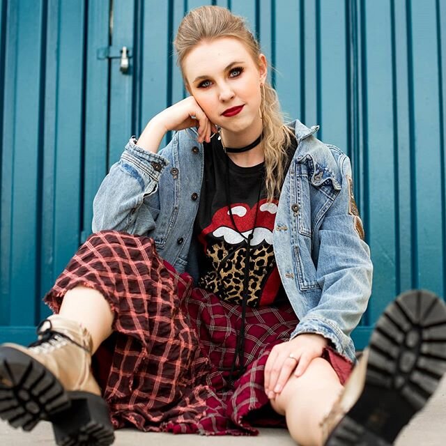 Waiting on the rain to stop ⛈☂️⁣
Love this rock'n'roll look for a senior session! Who can resist a Rolling Stones graphic tee?⁣ 💋
⁣
@therollingstones #darlingdearseniors #downtownbirmingham⁣
#vestaviahillshighschool⁣
#homewoodhighschool ⁣
#mountainb