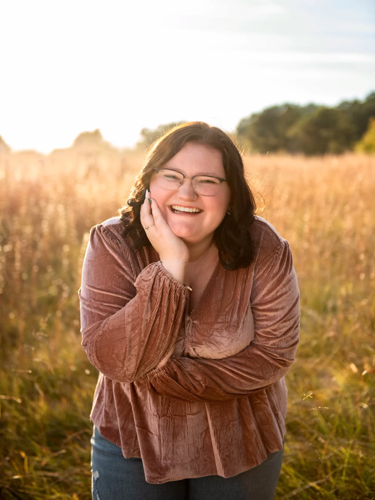 This laugh though. 🤍 Meet Savannah &mdash; a Leeds High School senior session that I still think about when the light gets this good.

Golden field, golden hour, and a girl who made every single frame feel effortless. The velvet top, that backlight,