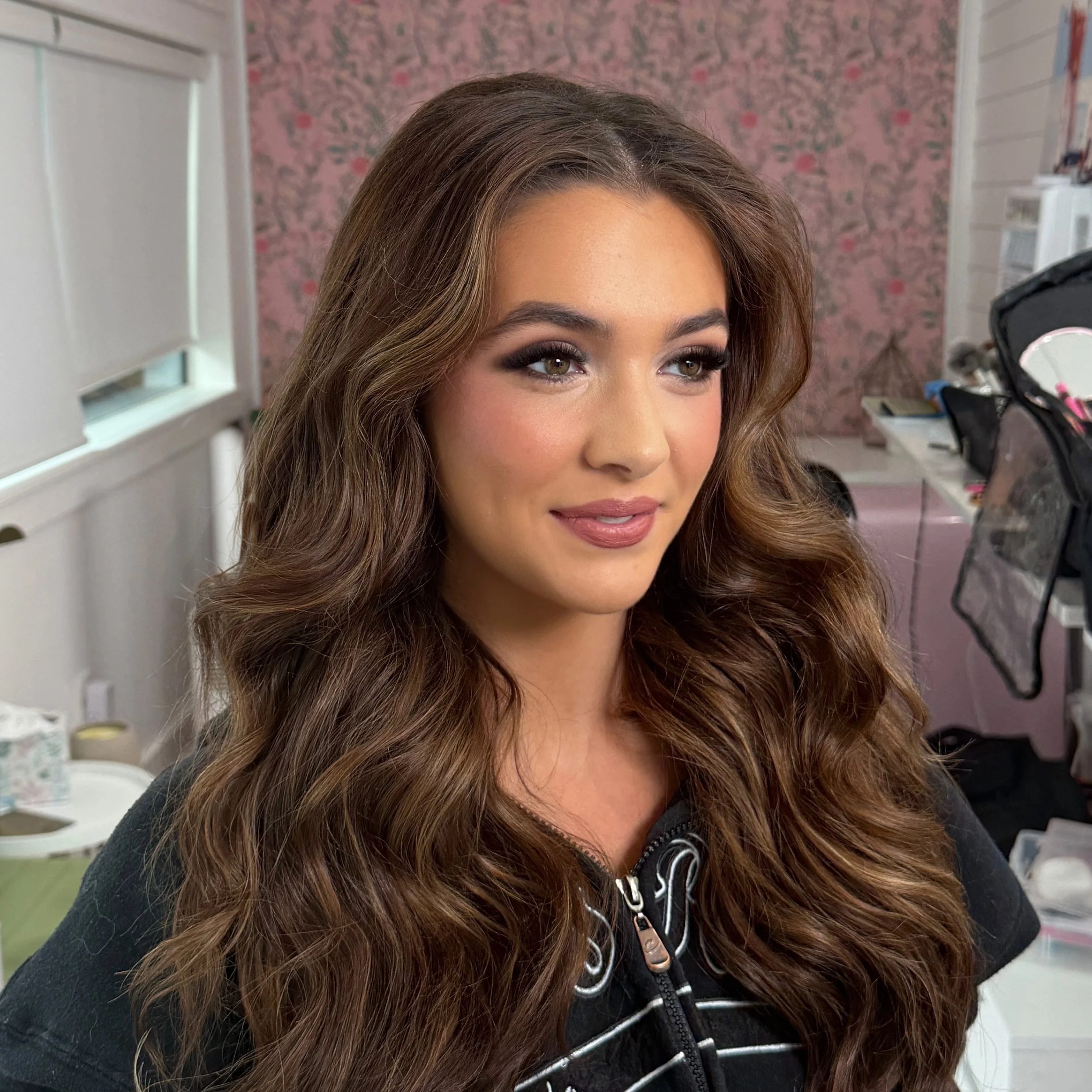 Let&rsquo;s talk ✨HAIR + MAKEUP LESSONS✨ for a sec, sis. Ft. the beautiful @missrichardson.tx!! 

Today I had the pleasure of doing a full glam hair and Makeup lesson with Tatum. I don&rsquo;t think we talk enough about lessons. In fact&hellip; You m