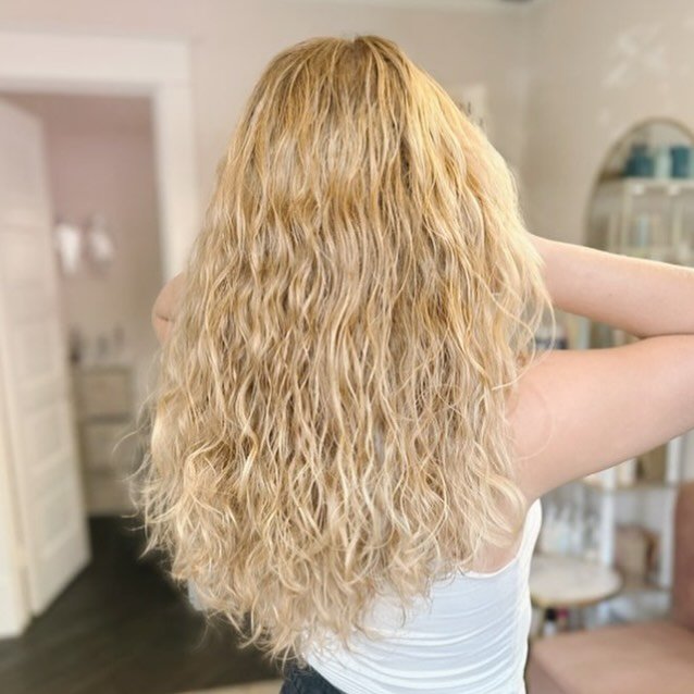 ✨Beautiful, blonde curls from @madison.goldie.hair ✨👏🏼👏🏼👏🏼 

#spokanesalon #spokanehair #spokanestylist #spokaneblonde #blonde #curls