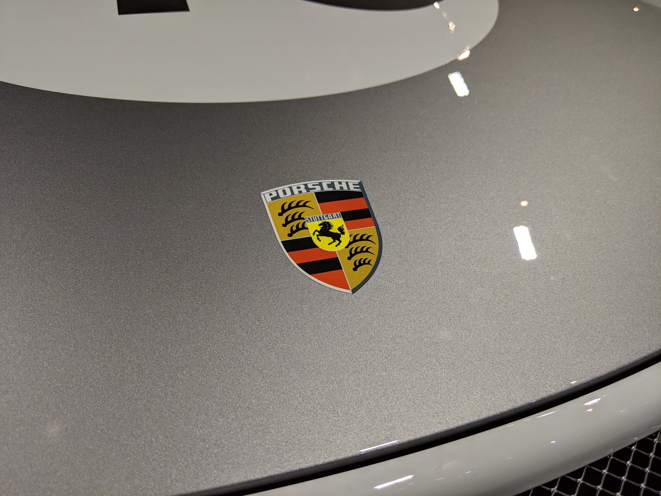 Porsche_911_speedster_heritage_crest.jpg