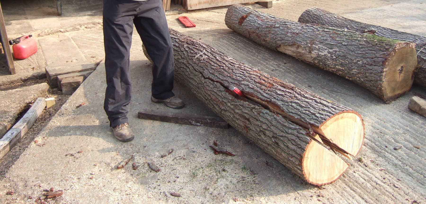 splitting-a-log.4a46f806debe438e8608a8c3ce9426ad.jpg