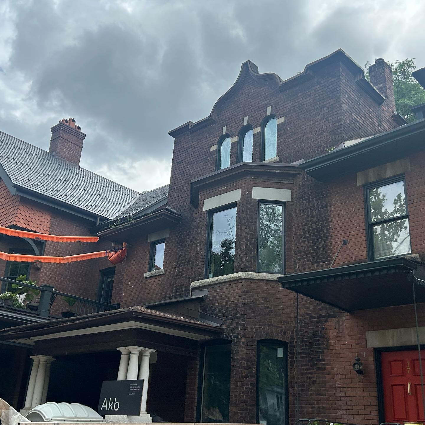 Cleaned up this pretty Yorkville semi this week. Swipe for before, during and after&hellip;and before 😆.
-
The brick had never been cleaned and had some stubborn carbon soiling from 100+ years of air pollution. Also all of the stone had multiple coa