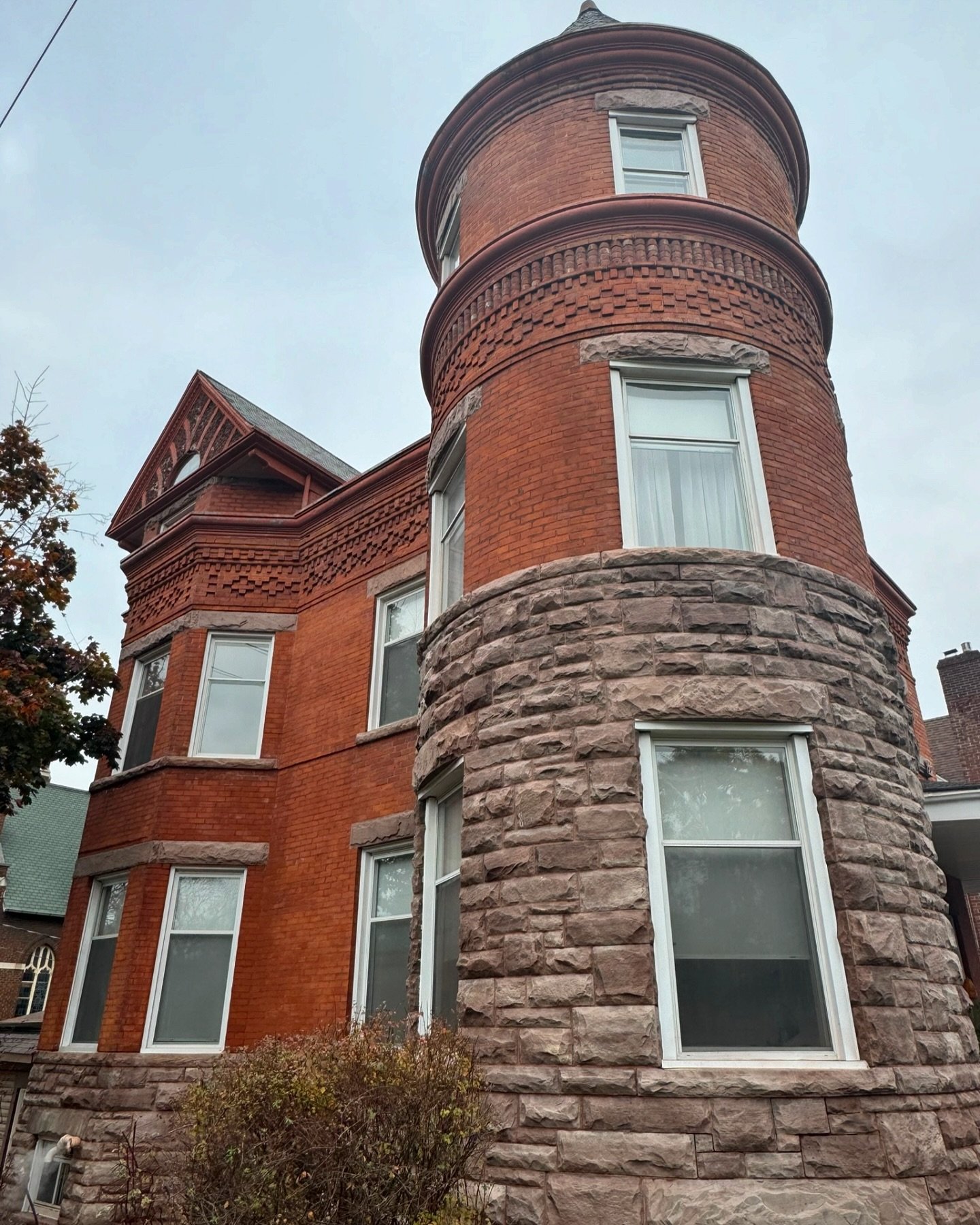 We recently completed a full exterior non-abrasive steam cleaning of the James T Jackson house, a Richardsonian Romanesque mansion built by architect James Ellis in 1891.
-
133 years of atmospheric staining was removed from the brick and credit valle