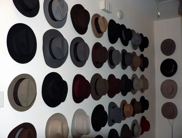strikingly-design-hat-hangers-for-wall-architecture.jpg