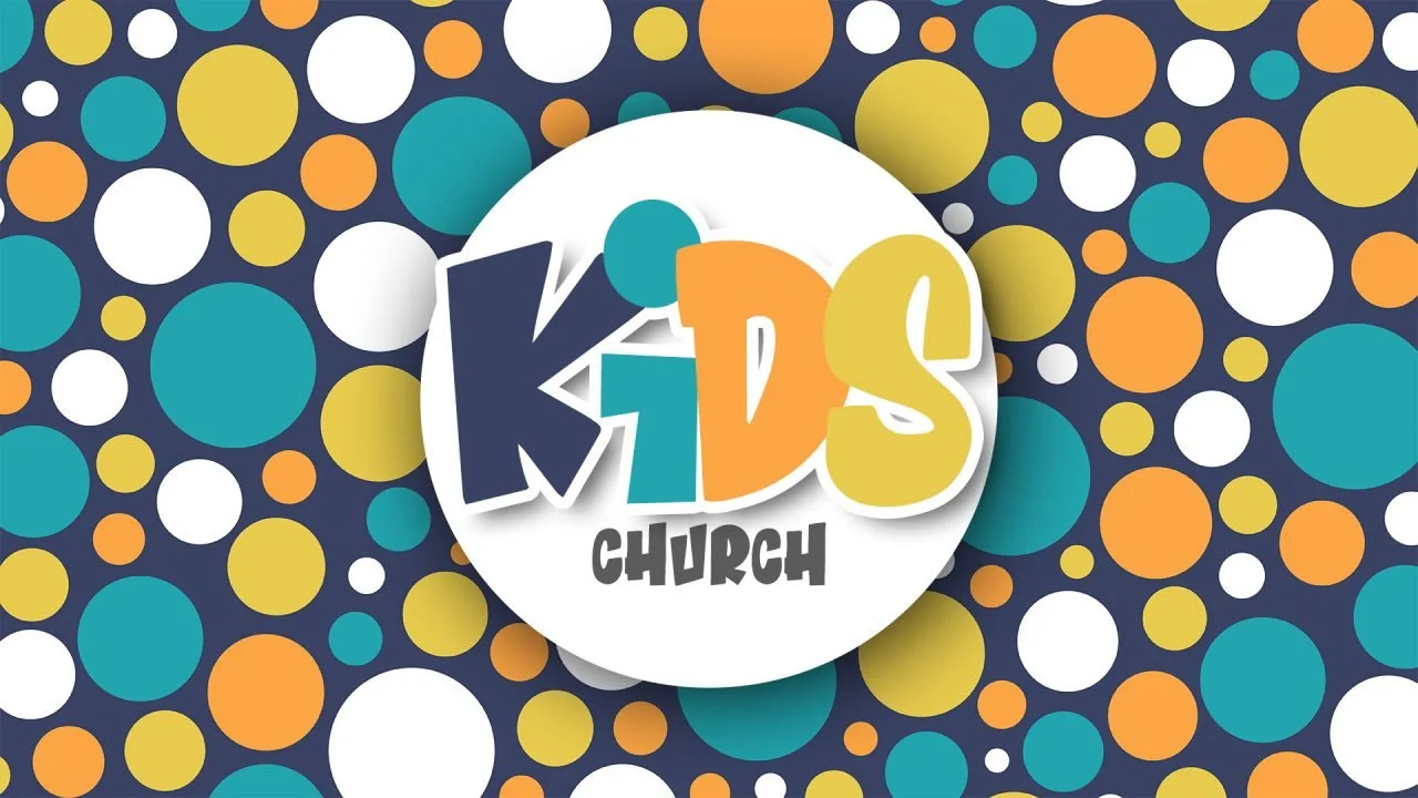 Niños de la comunidad en el evento de verano