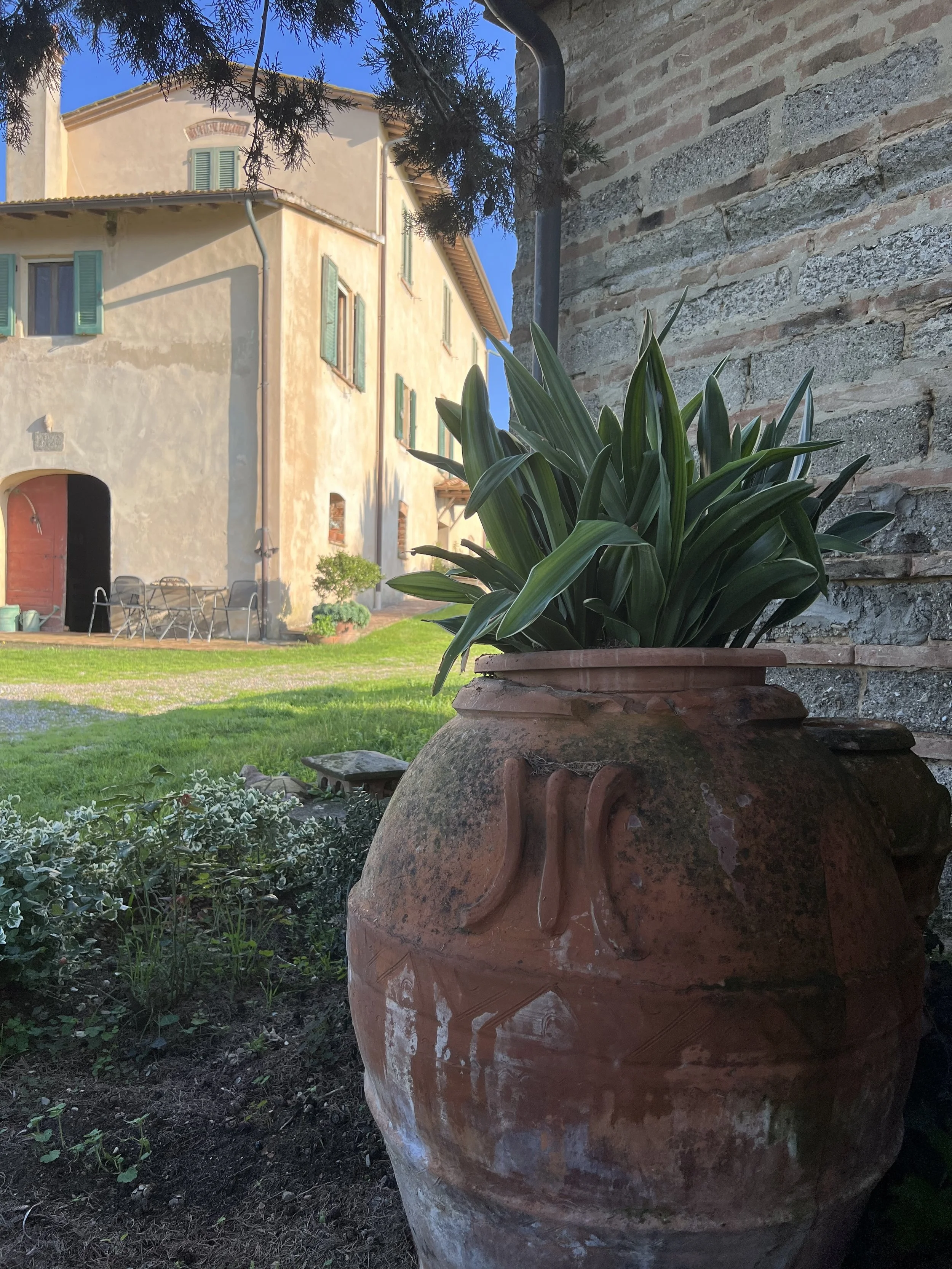 Haus aussen mit Blumentopf von unten 6.jpg