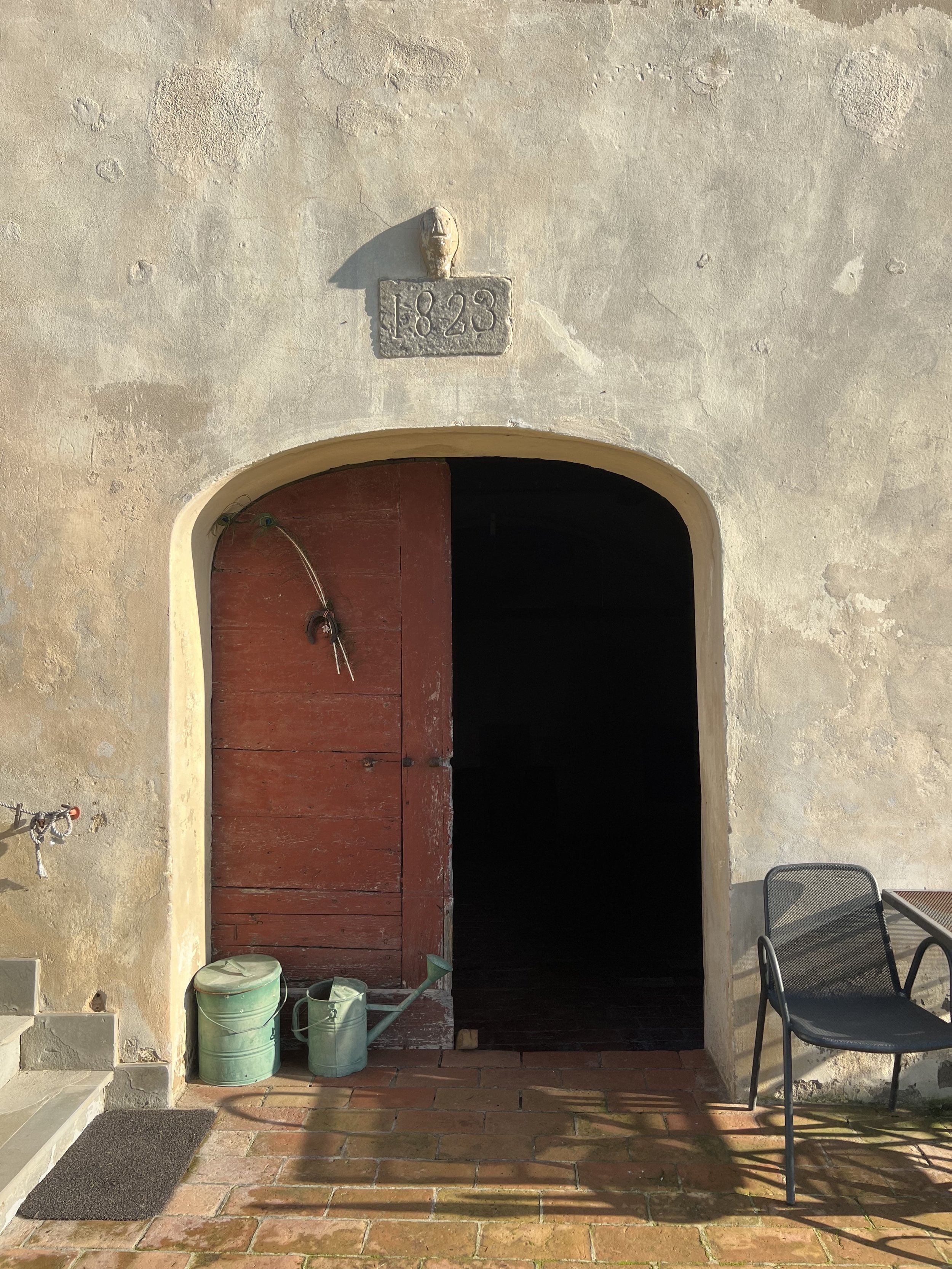 Haus aussen Cantina Eingangtür von unten 5.jpg