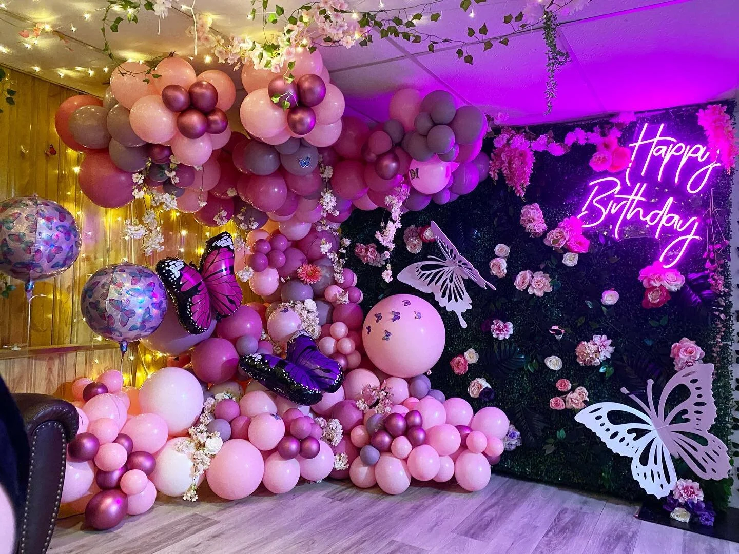 Welcome to the Enchanted Forest 🧚🏻&zwj;♀️ 
Swipe for every angle 😜 

#baptisms #babyshower #shower  #genderreval #Toronto #vaughan #engagementballoons #proposalballoons  #firstbirthday #torontonightlife #torontowedding #babyshowerballoons #birthda