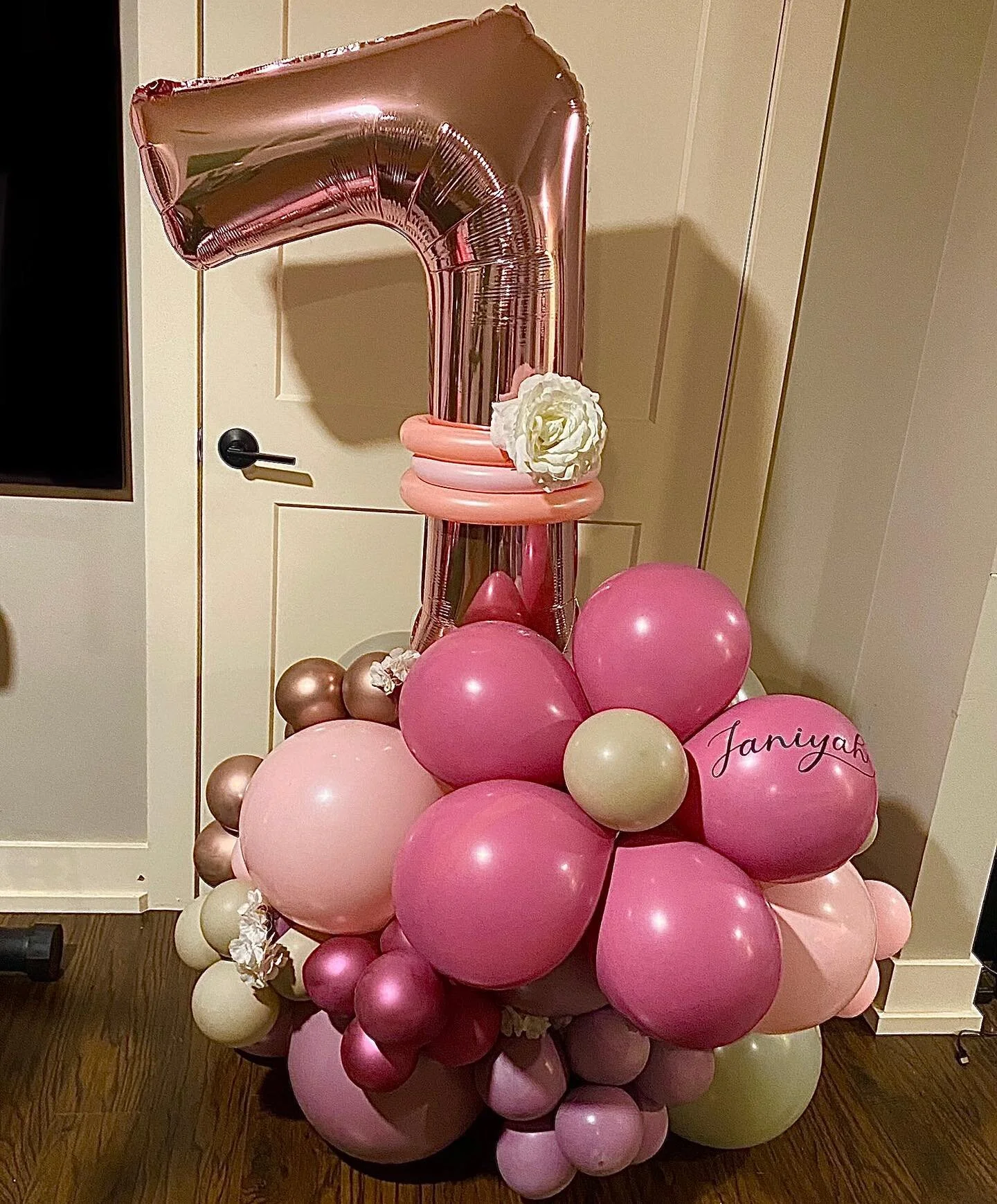 Birthday Arrangements! ✨

#baptisms #babyshower #shower #birthdayparty #genderreval #Toronto #vaughan #engagementballoons #proposalballoons  #firstbirthday #torontonightlife #torontowedding #babyshowerballoons #birthdayballoons  #balloons #flowers  #