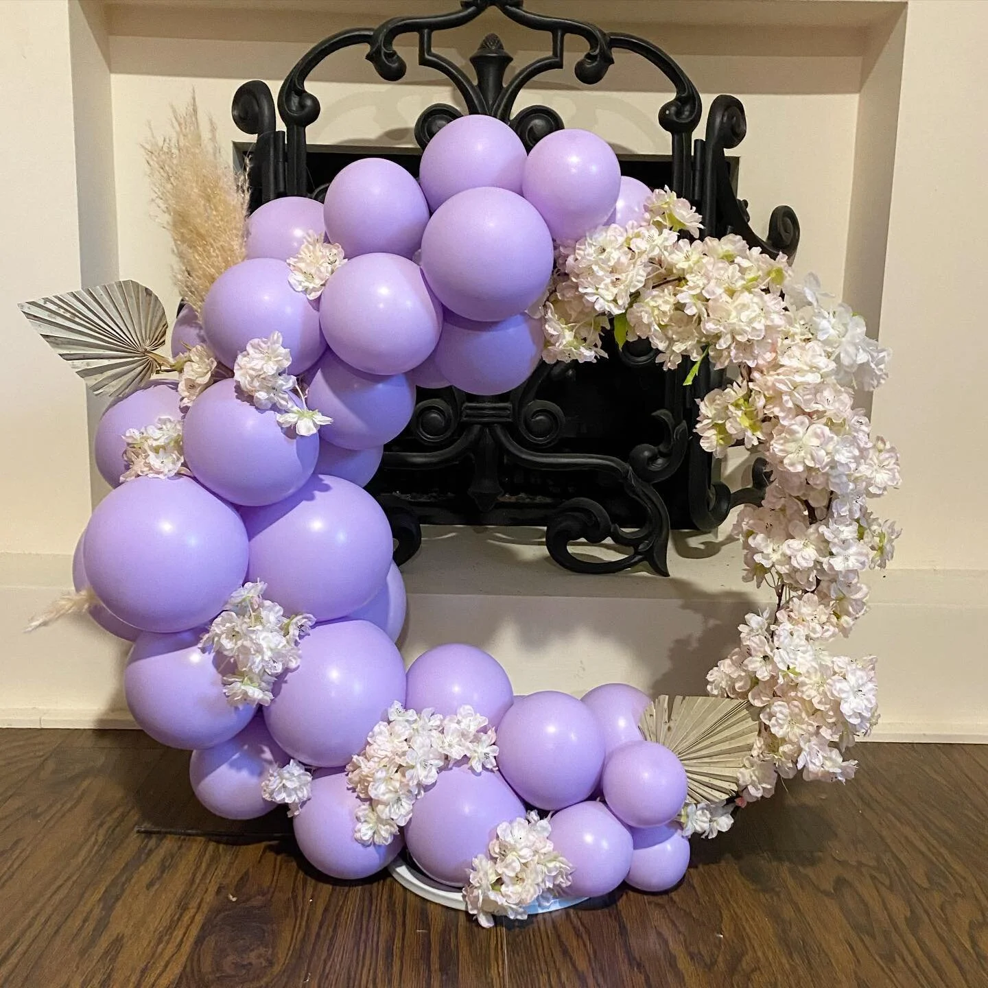 Table Centrepiece ! 
Customize with ANY colours, Sign or personalized balloon ☺️

#torontoballoons #bradfordballoons #birthdayballoons #torontoflowers #florals #planetballoons #circlegarland  #vaughanballoons #missisaugaballoons #vaughanballoons #new