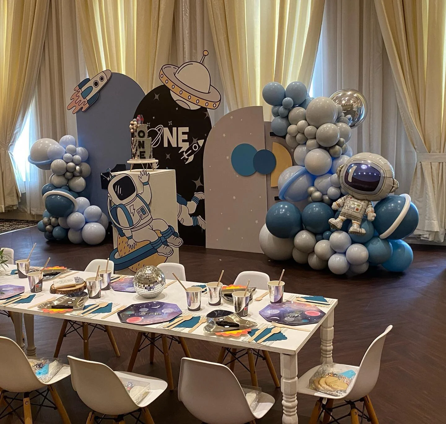 1st Birthday Blast Off! 

An Event by the AMAZING @table.matters 
Balloonz By Madz 😉

Event &amp; Decor - @table.matters 
Venue: @chateaulejardin

#torontoballoons #bradfordballoons #birthdayballoons #spacethemedparty #spaceart #spaceshitballoons #p