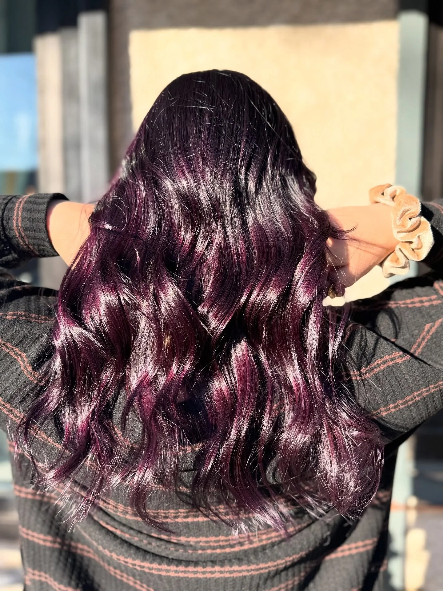 💜✨ We took things up a notch for this beauty! Instead of our usual root touch-up, I refreshed her with an all-over dark violet and a fresh cut &mdash; and wow, the shine in the sunlight is total eye candy. 😍

Rich, dimensional tones like this are p