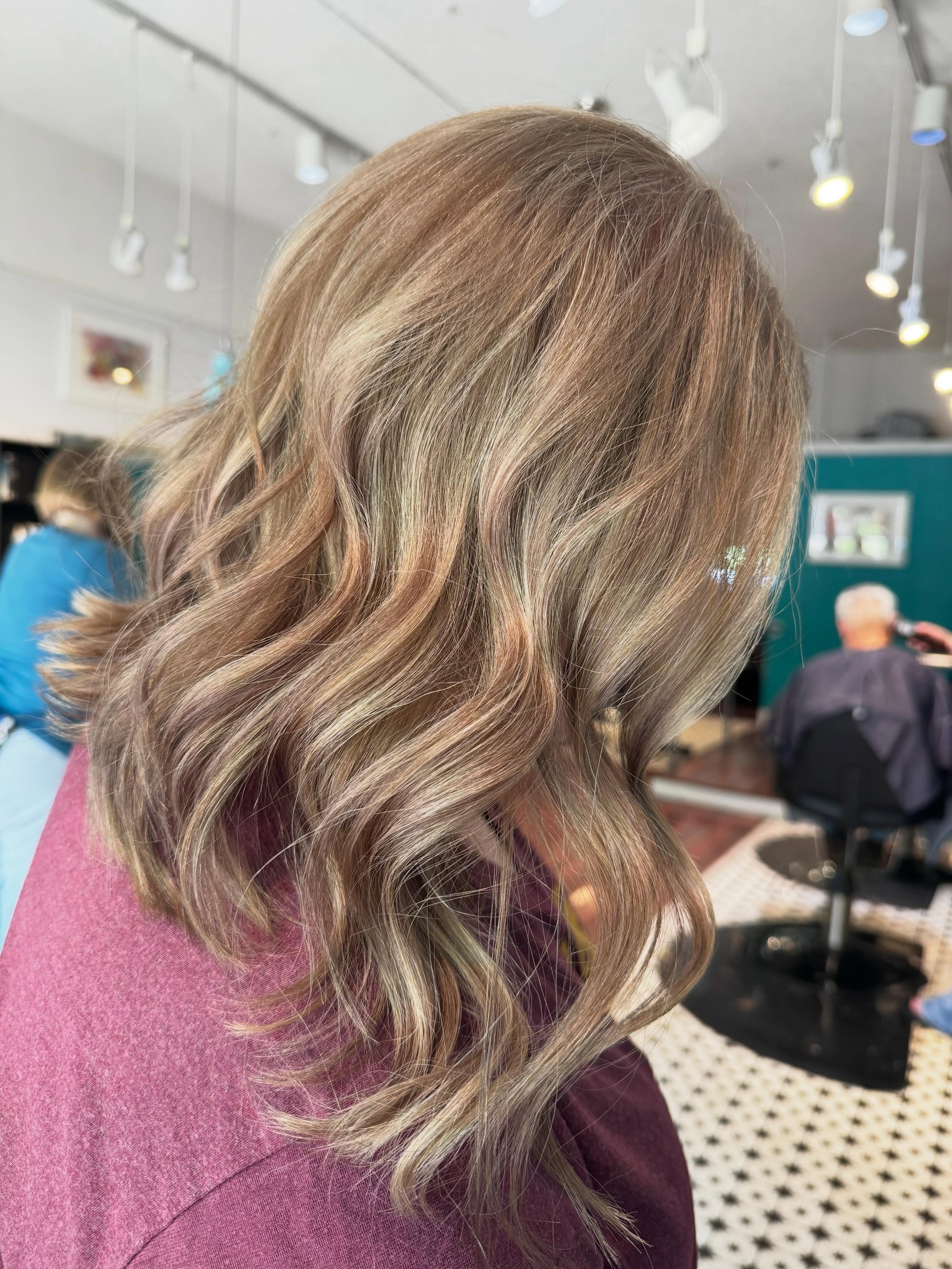 Summer refresh for this beautiful bronde ✨
We added highlights and toned her with a light brown + mushroom toner to keep everything soft, natural, and dimensional. The goal was a lived-in blonde that starts off blended and naturally fades lighter thr