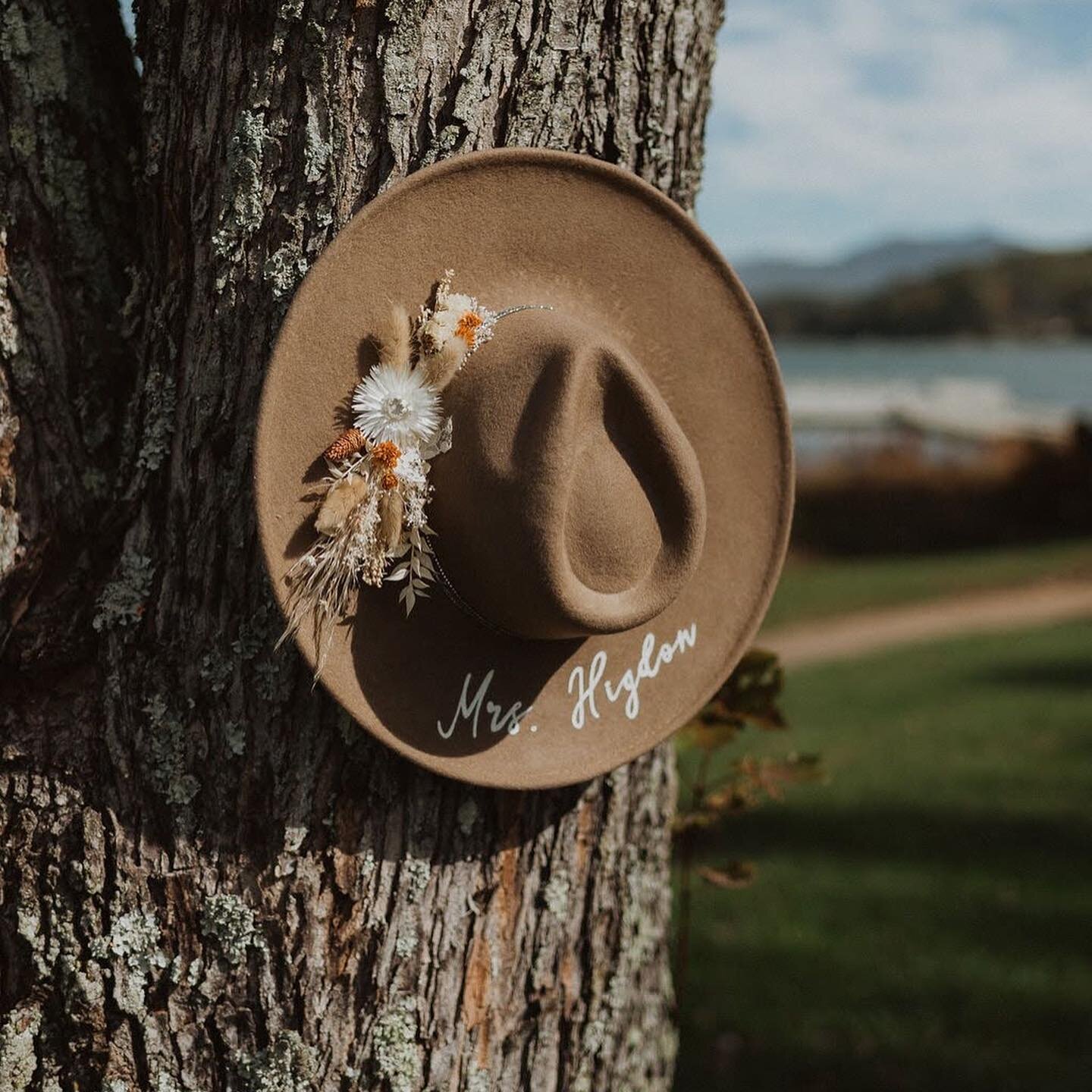 Forever looking forward to those words from everyone who orders😭❤️️ So glad you still love your custom hat @whitney.higdon !!!

&zwnj;

🤵: @_camsgram 

📸: @taittvosatka.photo 

💐: @roseavefloral

canvas: @wyeth_usa

#bridalaccessories #custombrid