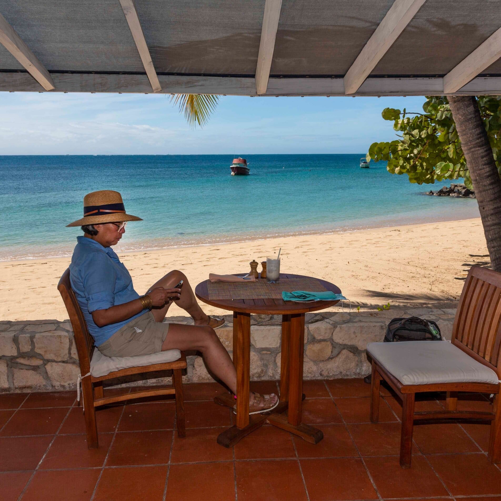 Seaside lunch at Curtain Bluff