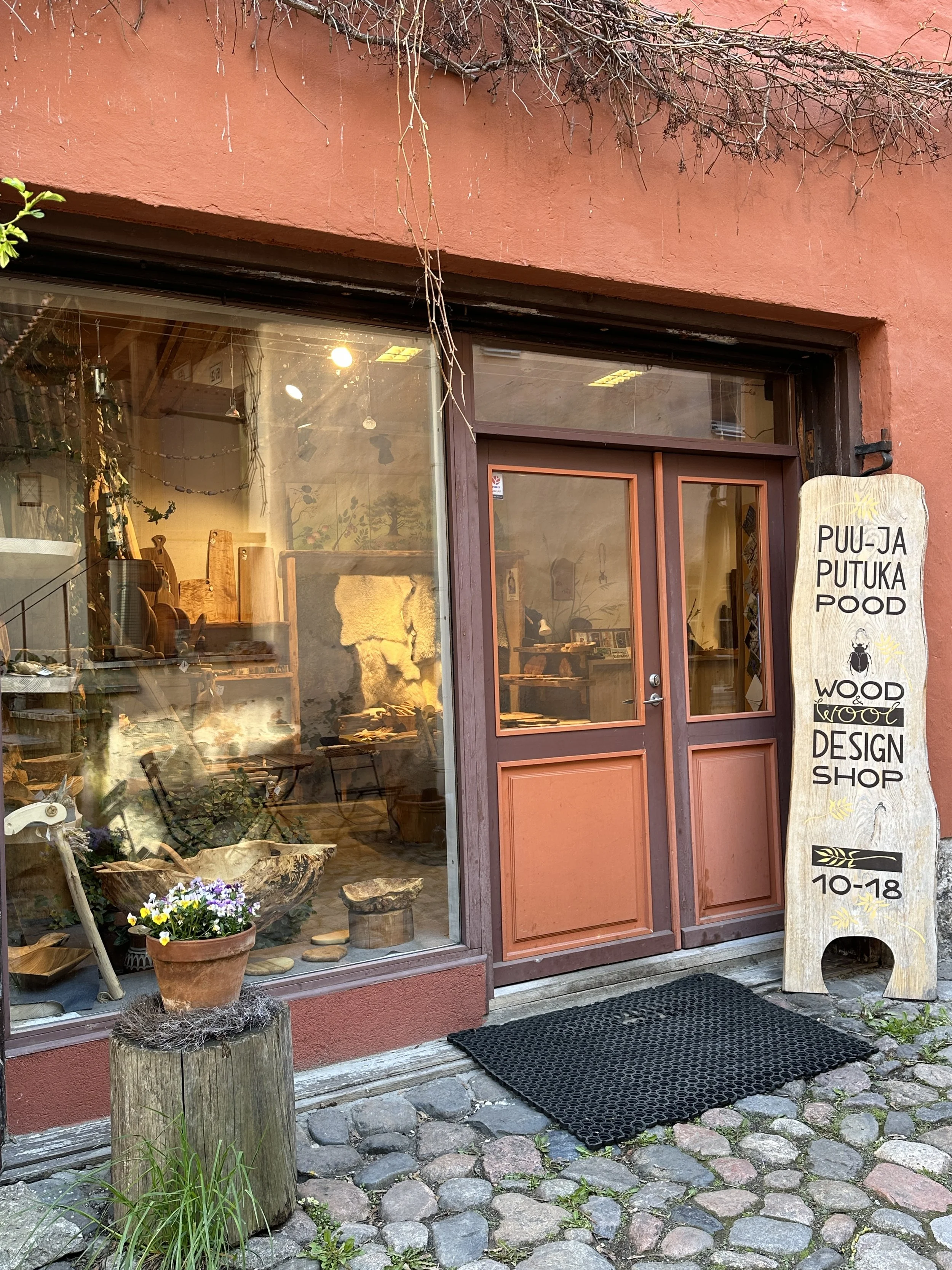 Puupank Tallinn Estonia.JPG