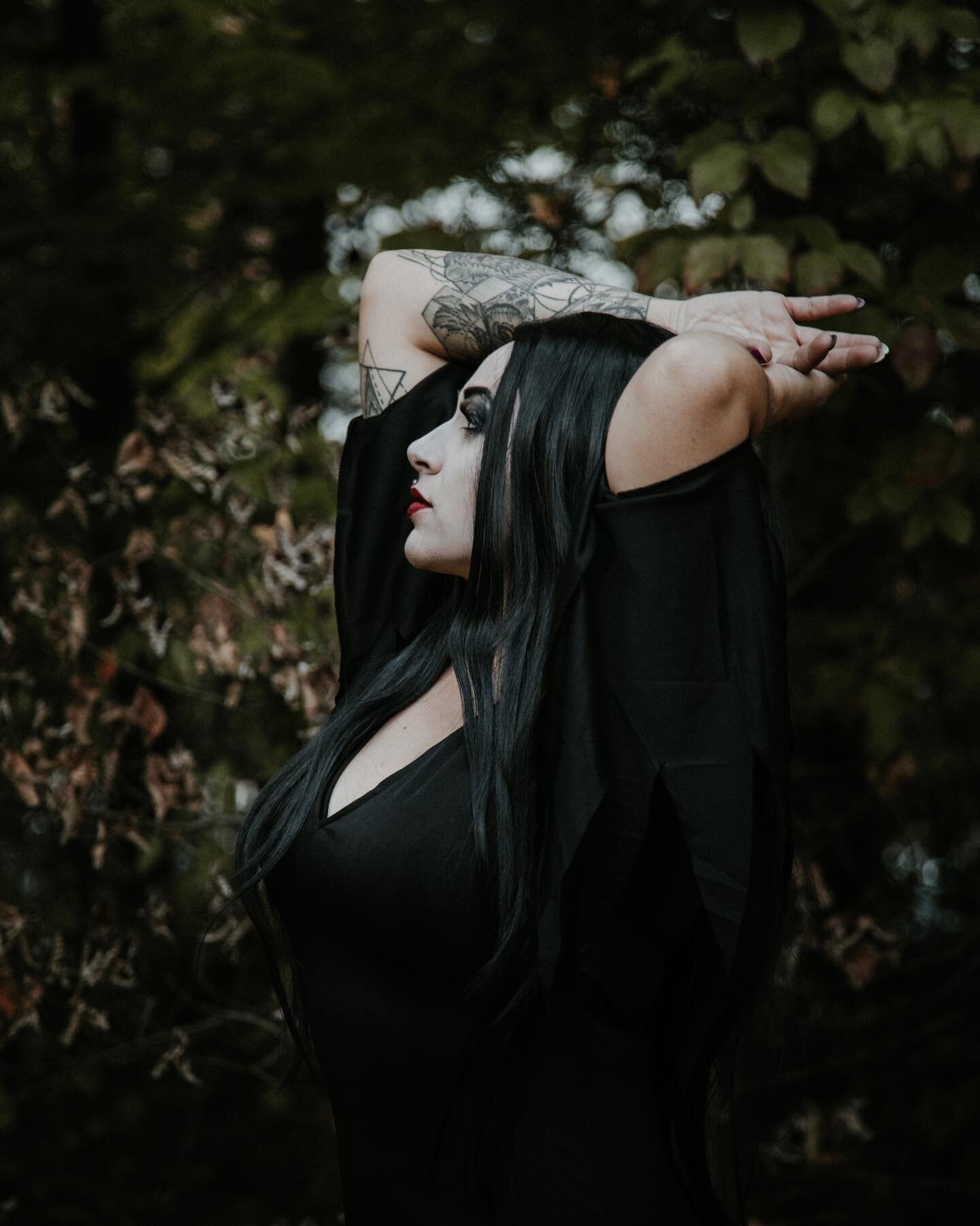 Happy Halloween 👻 @victoria_rubiela93 
-
-
&ldquo;Hearts are wild creatures, that&rsquo;s why our ribs are cages.&rdquo;

I just love halloween so much. Go to a pumpkin patch, get a chai latte, or have a s&eacute;ance in a cemetery 👻🌙 go enjoy spo