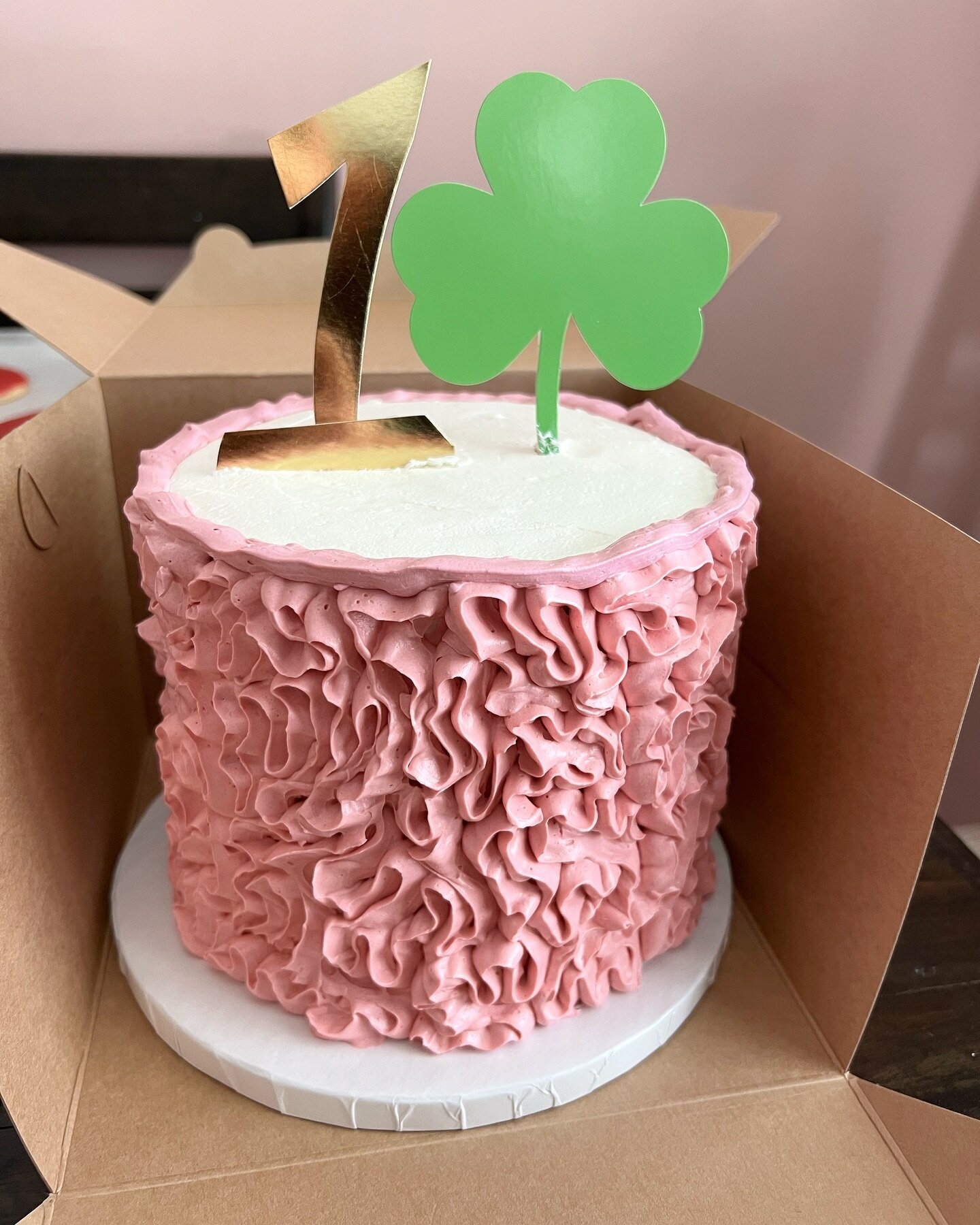 This St. Patty&rsquo;s Day baby celebrated her 10th birthday! 1☘️
.
.
.
.
.
#10thbirthday #10thbirthdaycake #10 #stpattysdaybaby #cake #cakedecorating #cakedesign #cakes #cakesofinstagram #cakestagram #cakesofig #cakesdaily #cakesofinsta #cakesgram #