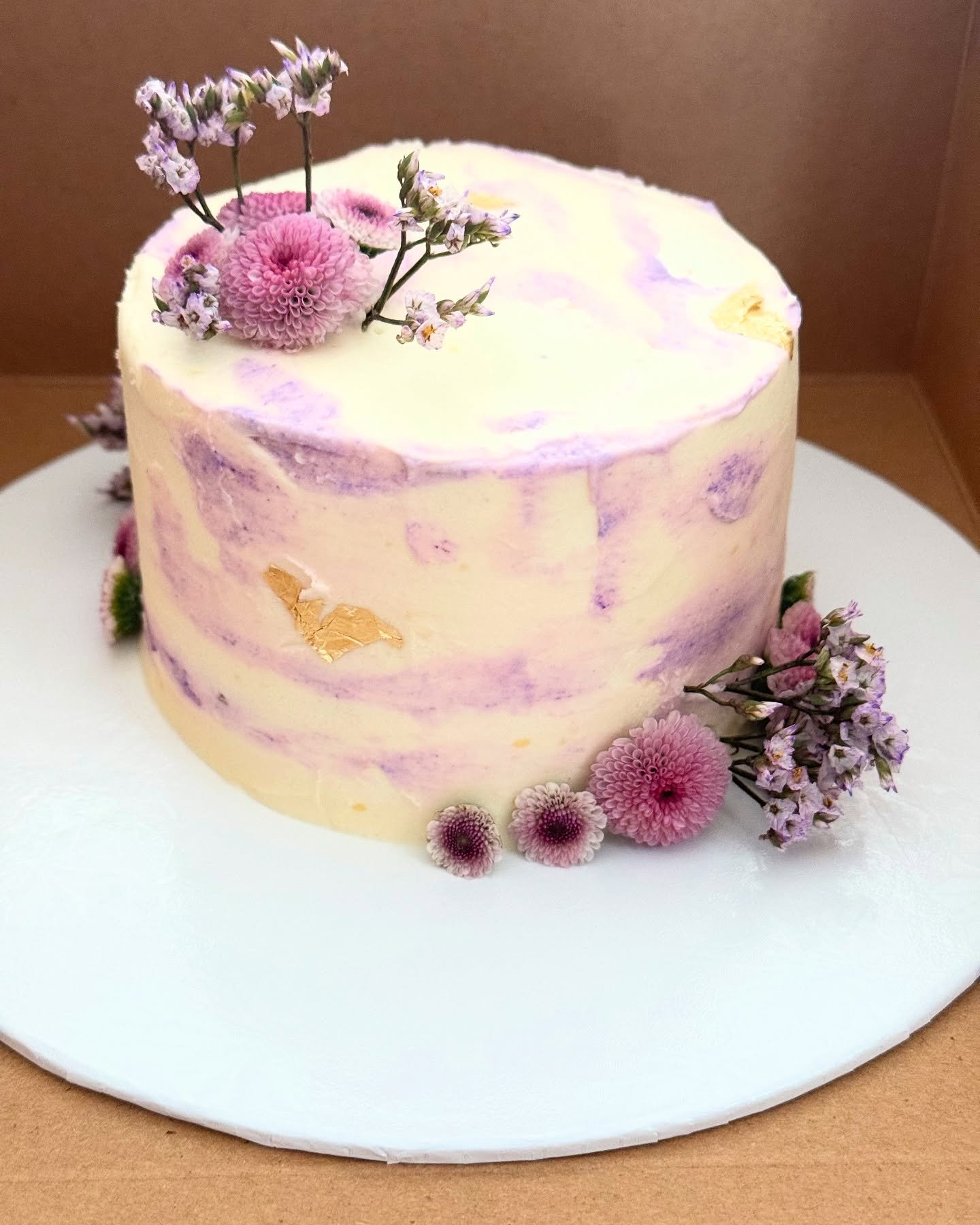 💜
.
.
.
.
.
#cake #cakes #cakesofinstagram #cakestagram #cakegram #cakesofinsta #cakesofig #cakeideas #minicupcakes #minicupcake #cupcakes #cupcakedecorating #cupcakeideas #cupcake #buttercream #buttercreamcakedesign #freshflowercake #supportsmallbu